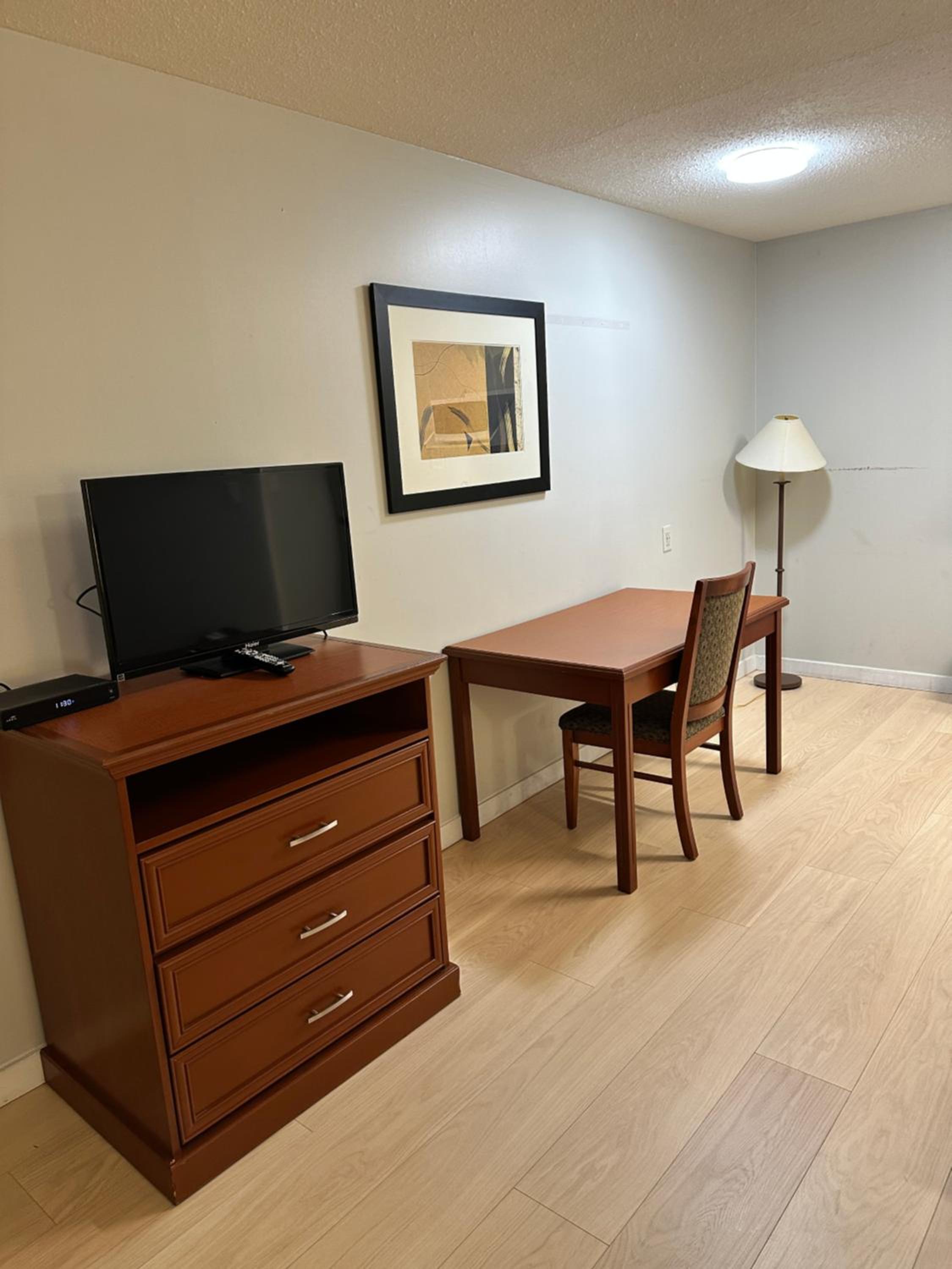 Deluxe Queen Room - Non-Smoking