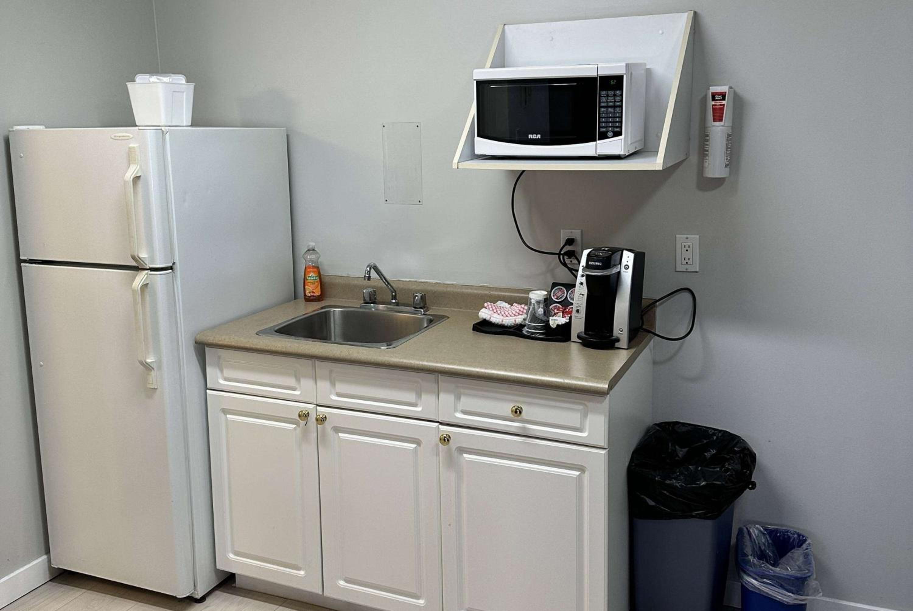 Deluxe Queen Room - Non-Smoking