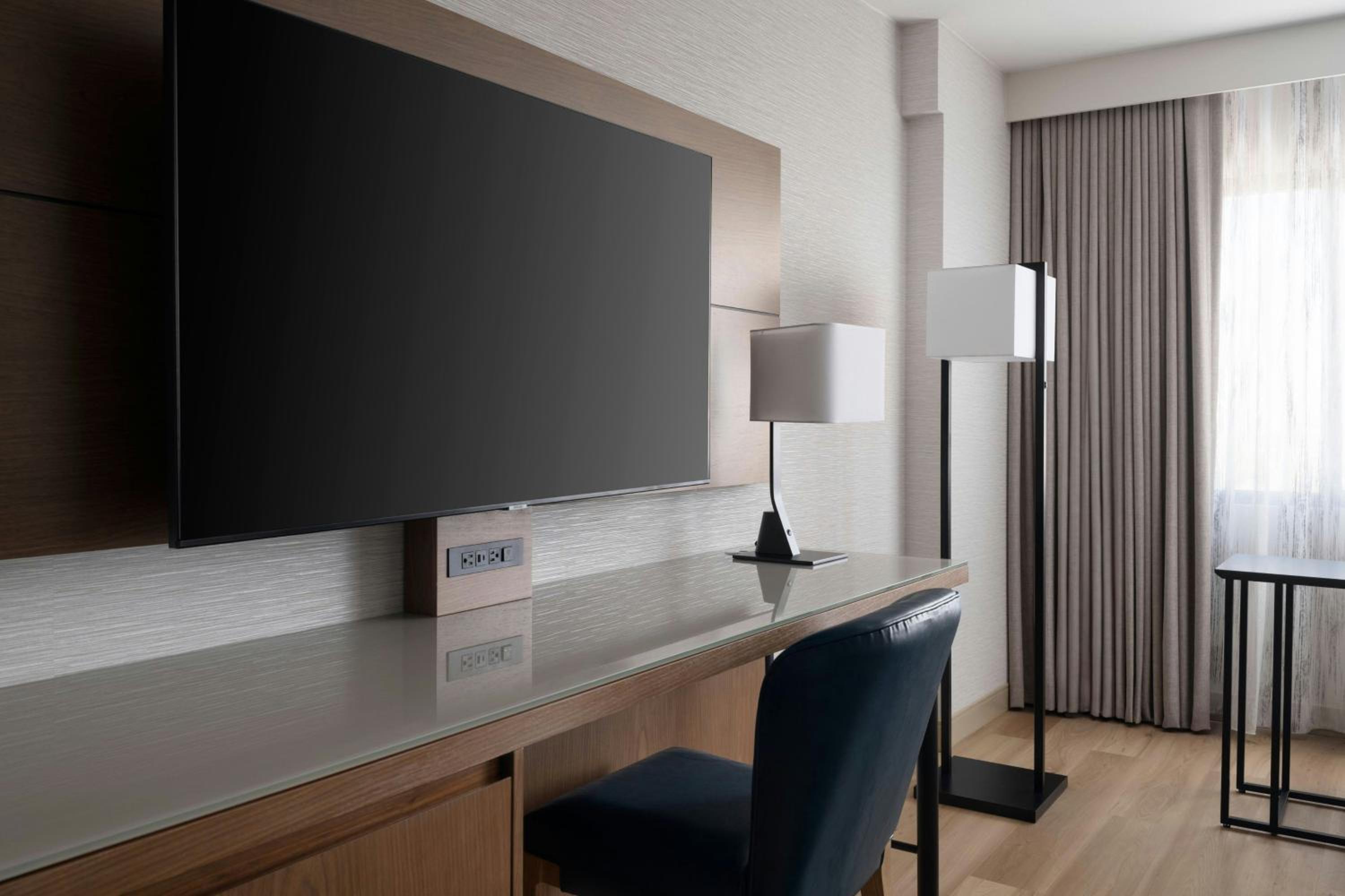 King Room with Roll-in Shower - Mobility and Hearing Accessible