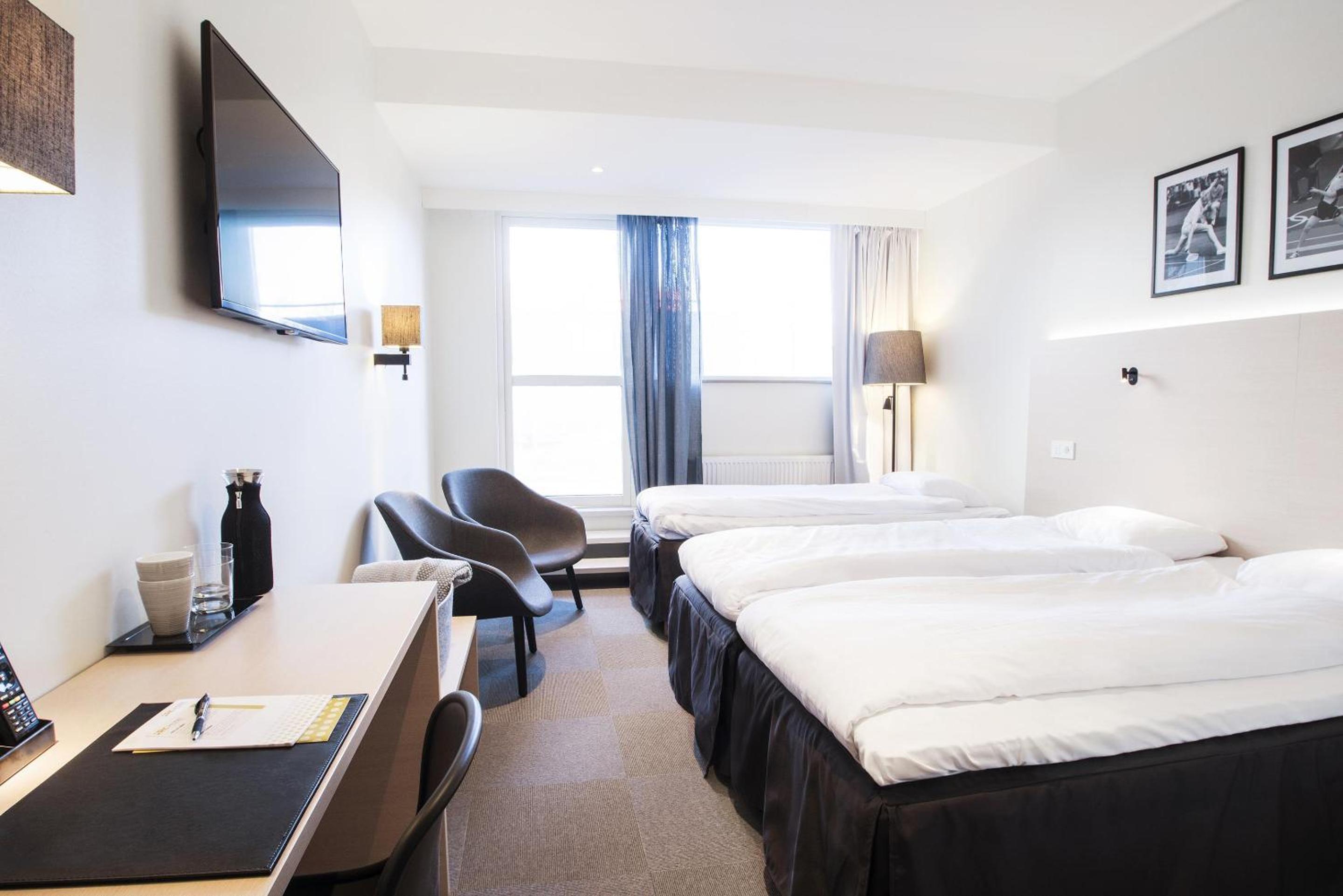 Family Room with Three Single Beds - Non-Smoking