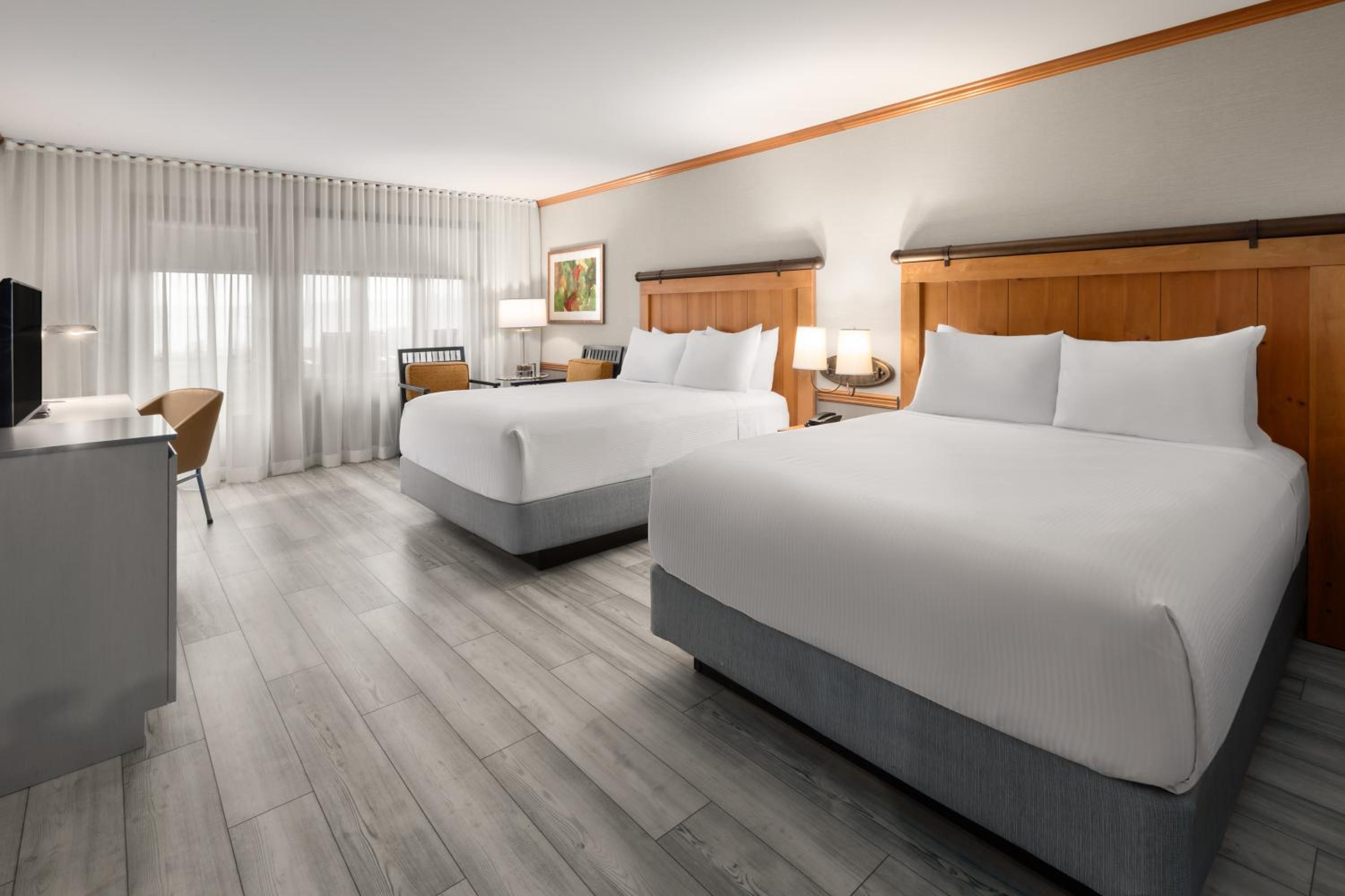 Queen Room with Patio and Water View - Non-Smoking