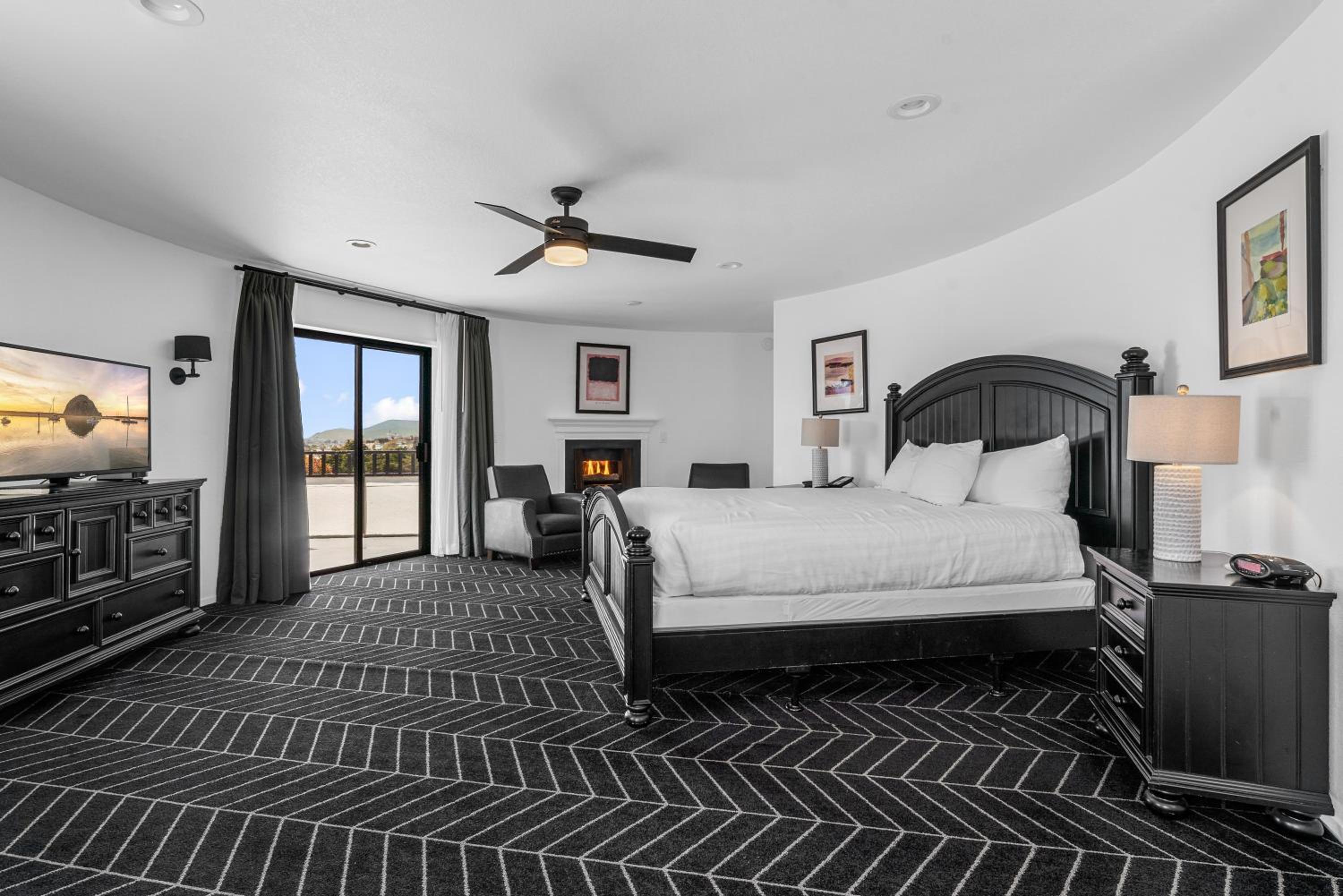 Penthouse Suite, 1 King Bed, Fireplace & Patio, Non-Smoking