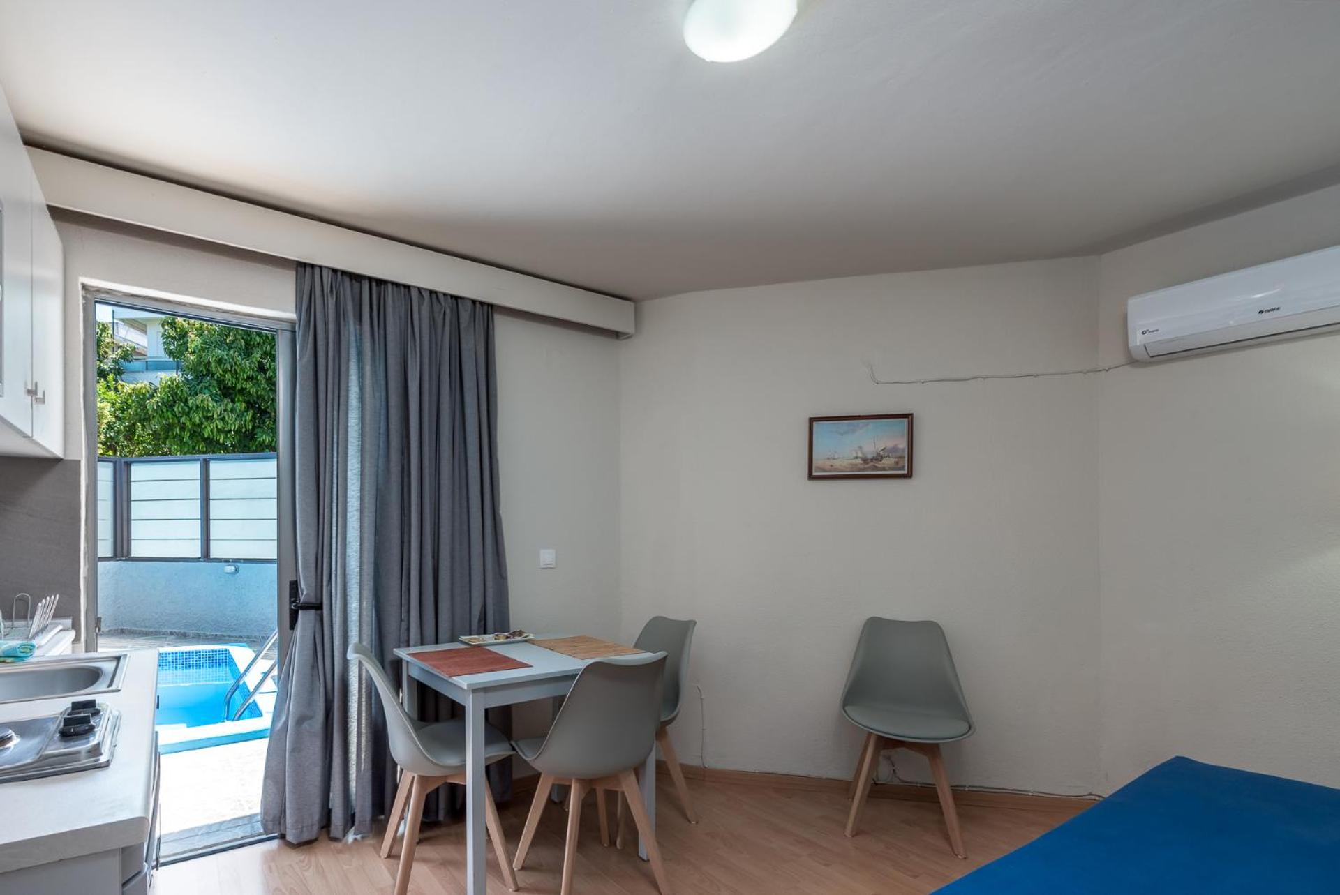 One-Bedroom Apartment Ground Floor (1-3 Adults)