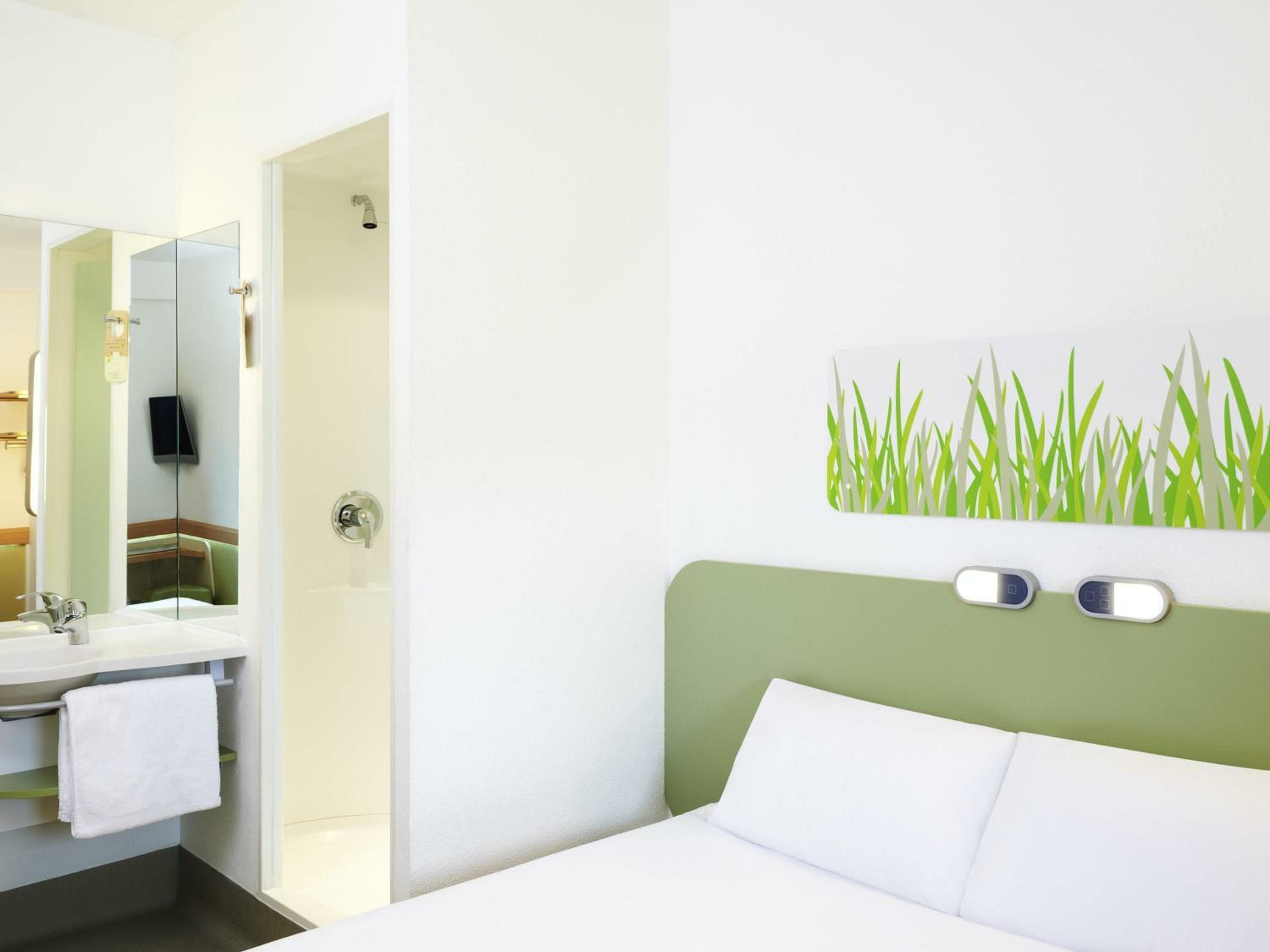 Accessible Room with 1 Queen Bed