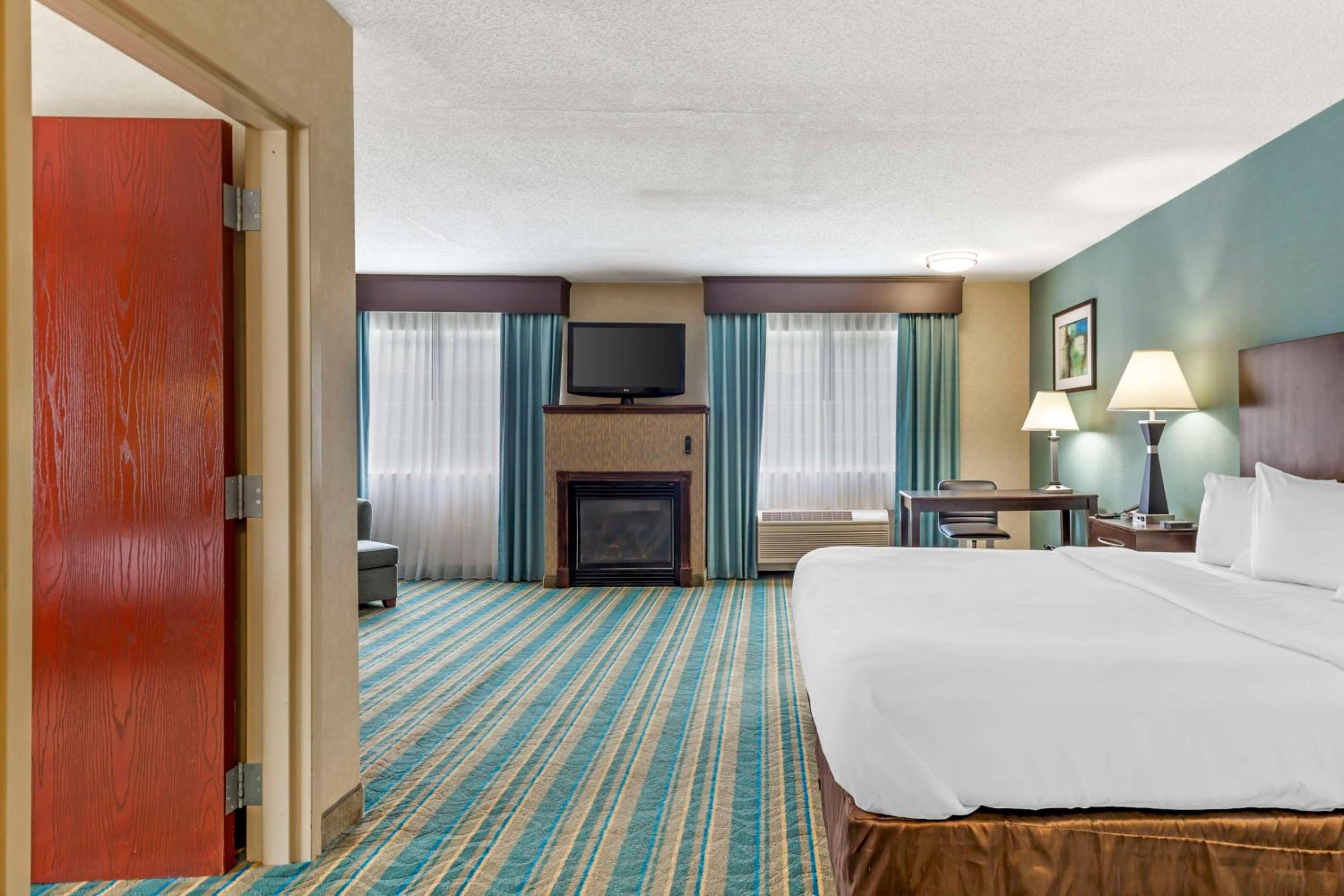 One-Bedroom King Suite with Double Bed and Sofa Bed - Fireplace/Non-Smoking