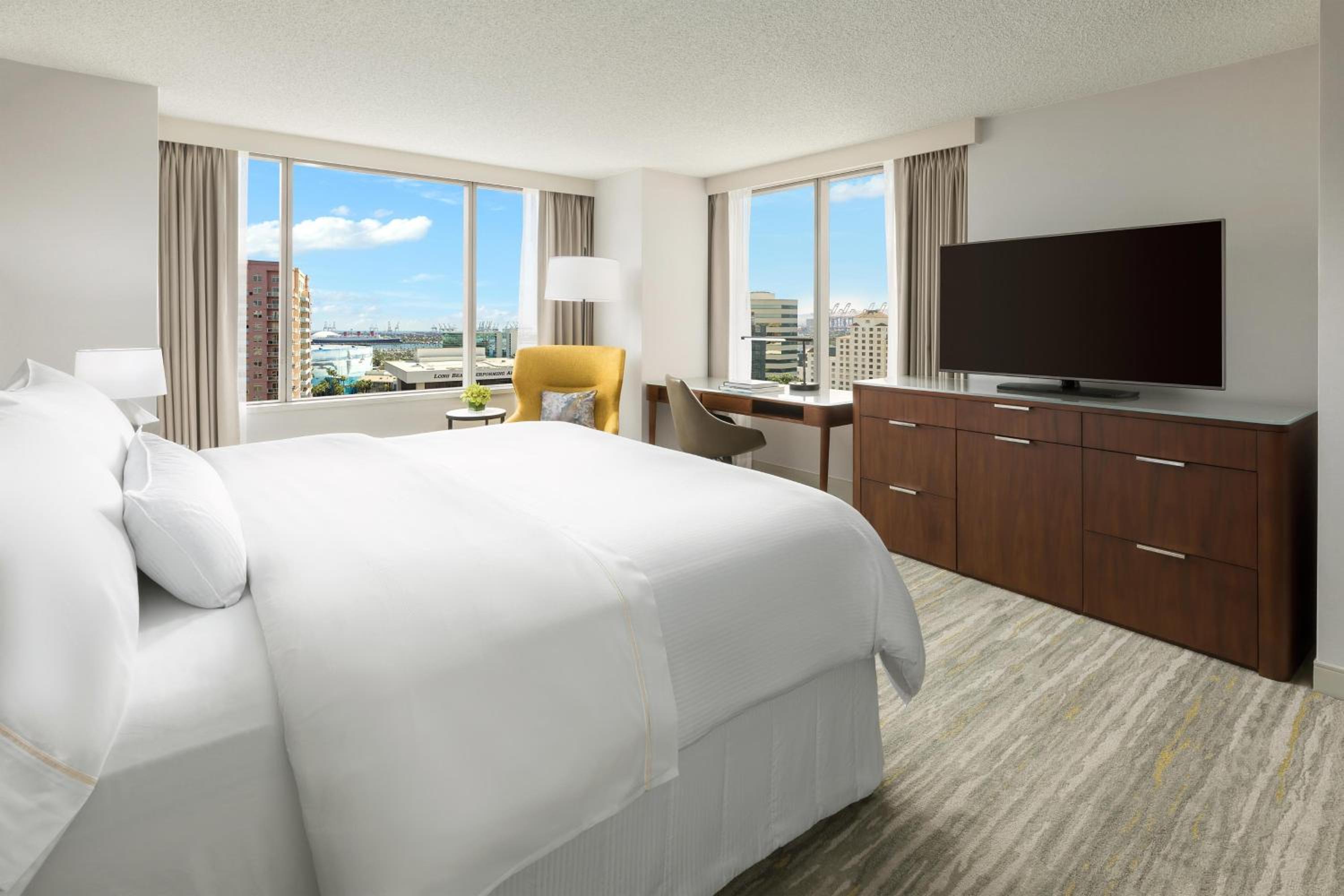 King Room with Adapted Tub - Mobility Accessible