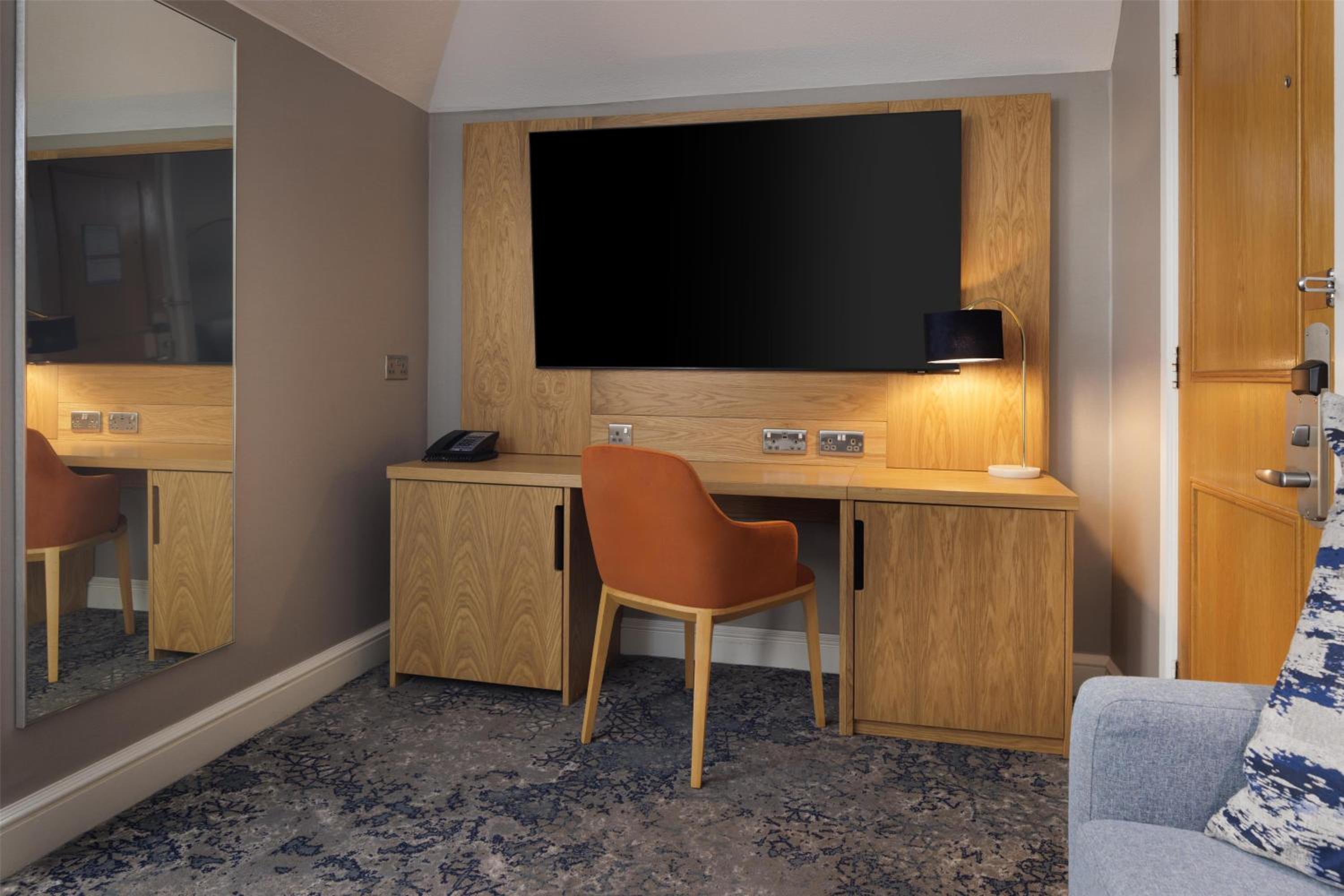 Hilton King Suite with Sofa Bed