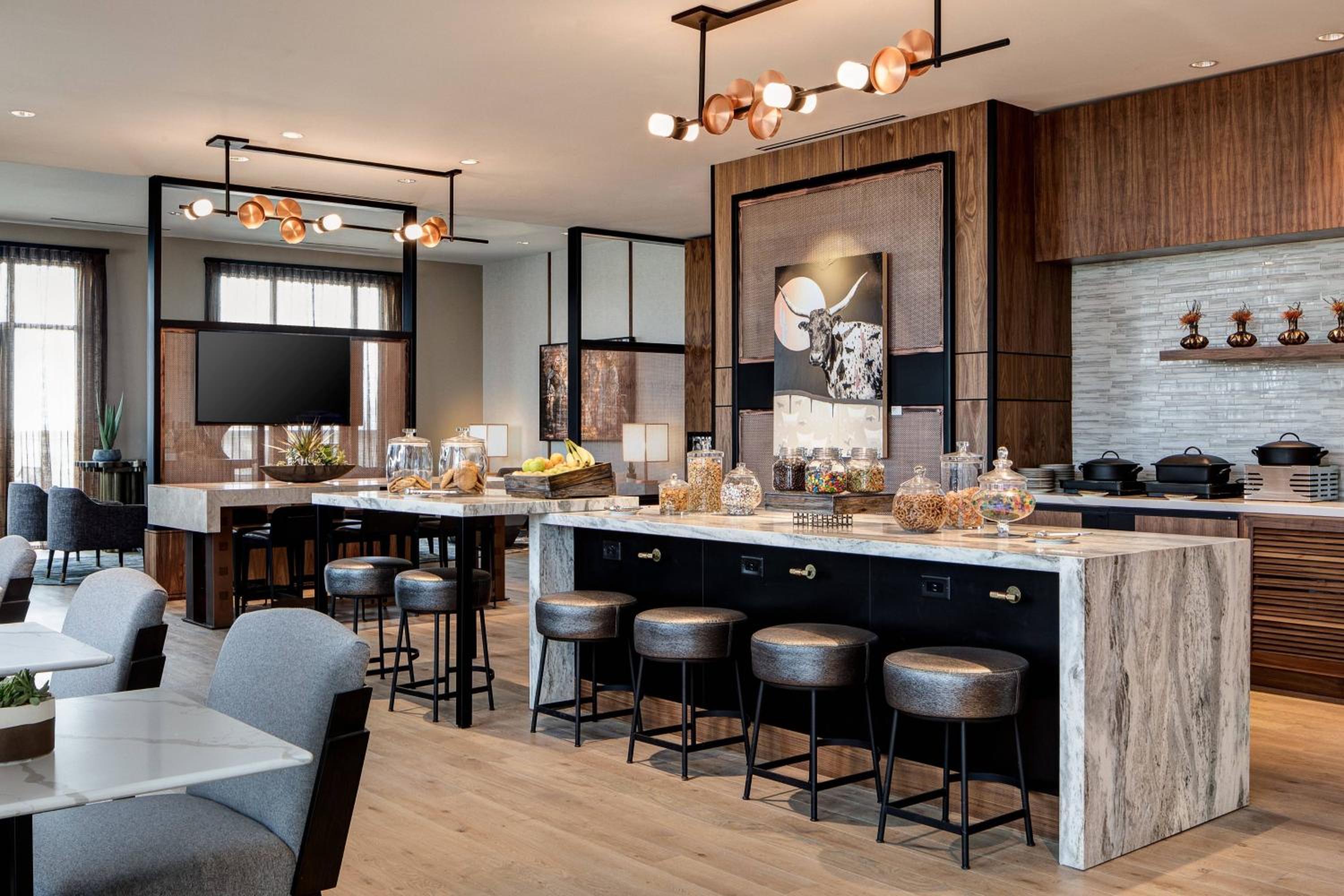 Concierge King Room - Mobility Accessible with Tub