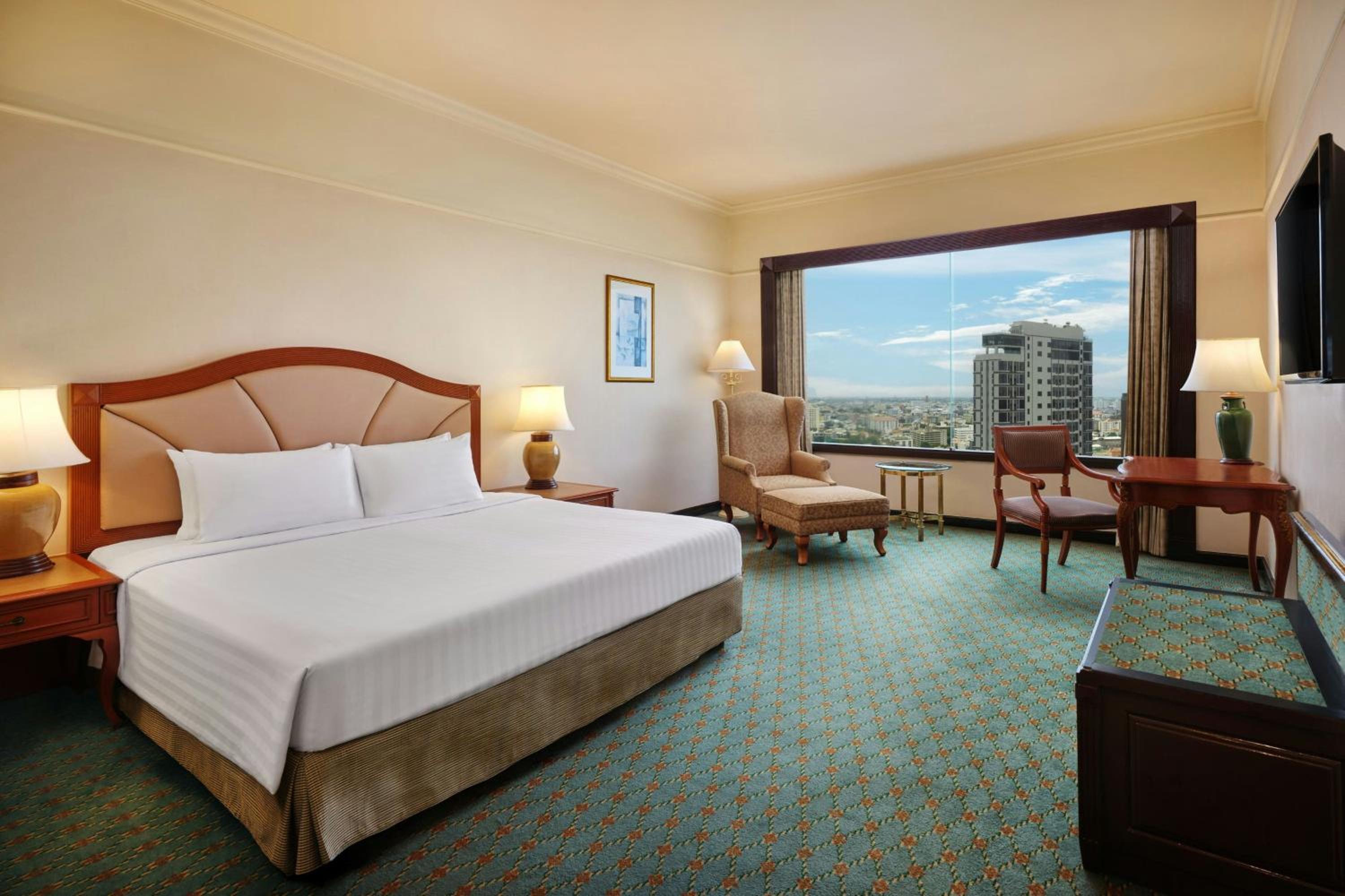 Deluxe King Room with City View