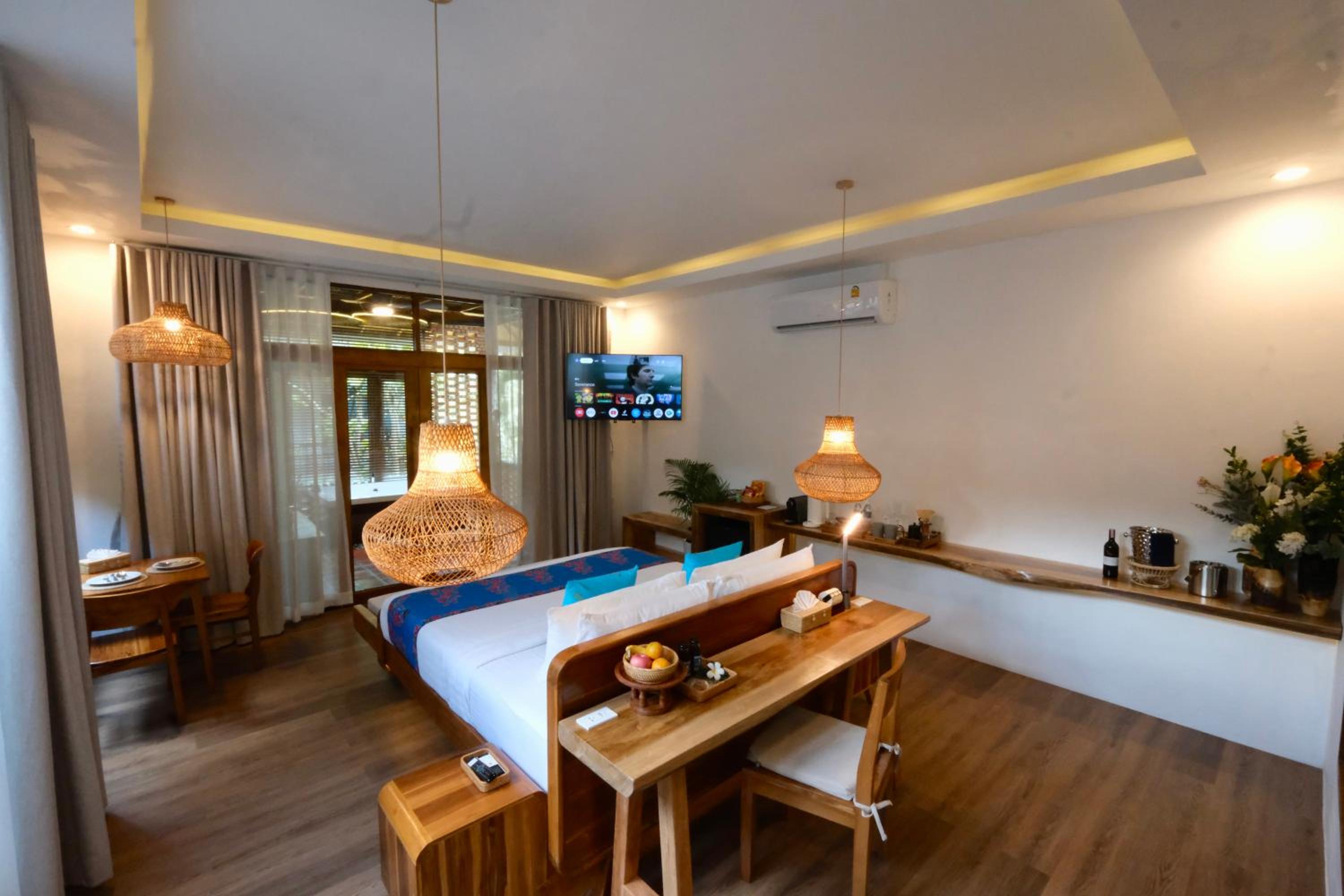 Jacuzzi Suite-Free Beach Shuttle