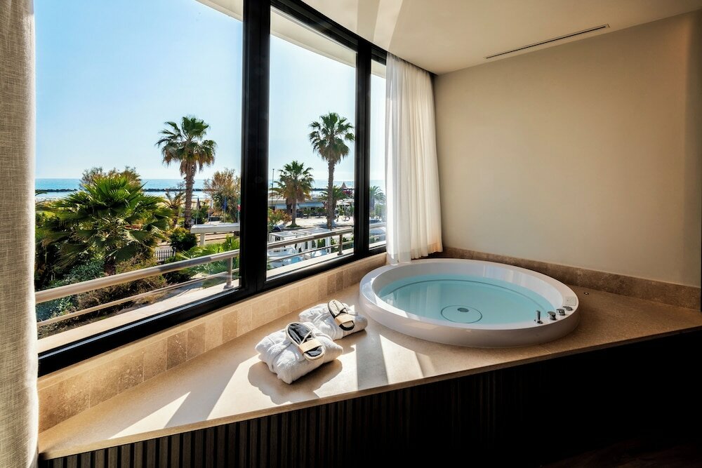 Deluxe Suite, Hot Tub