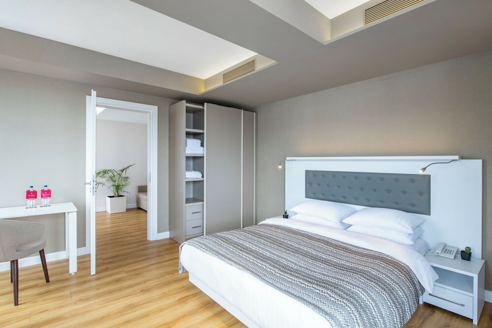 Panorama Family Suite with City View