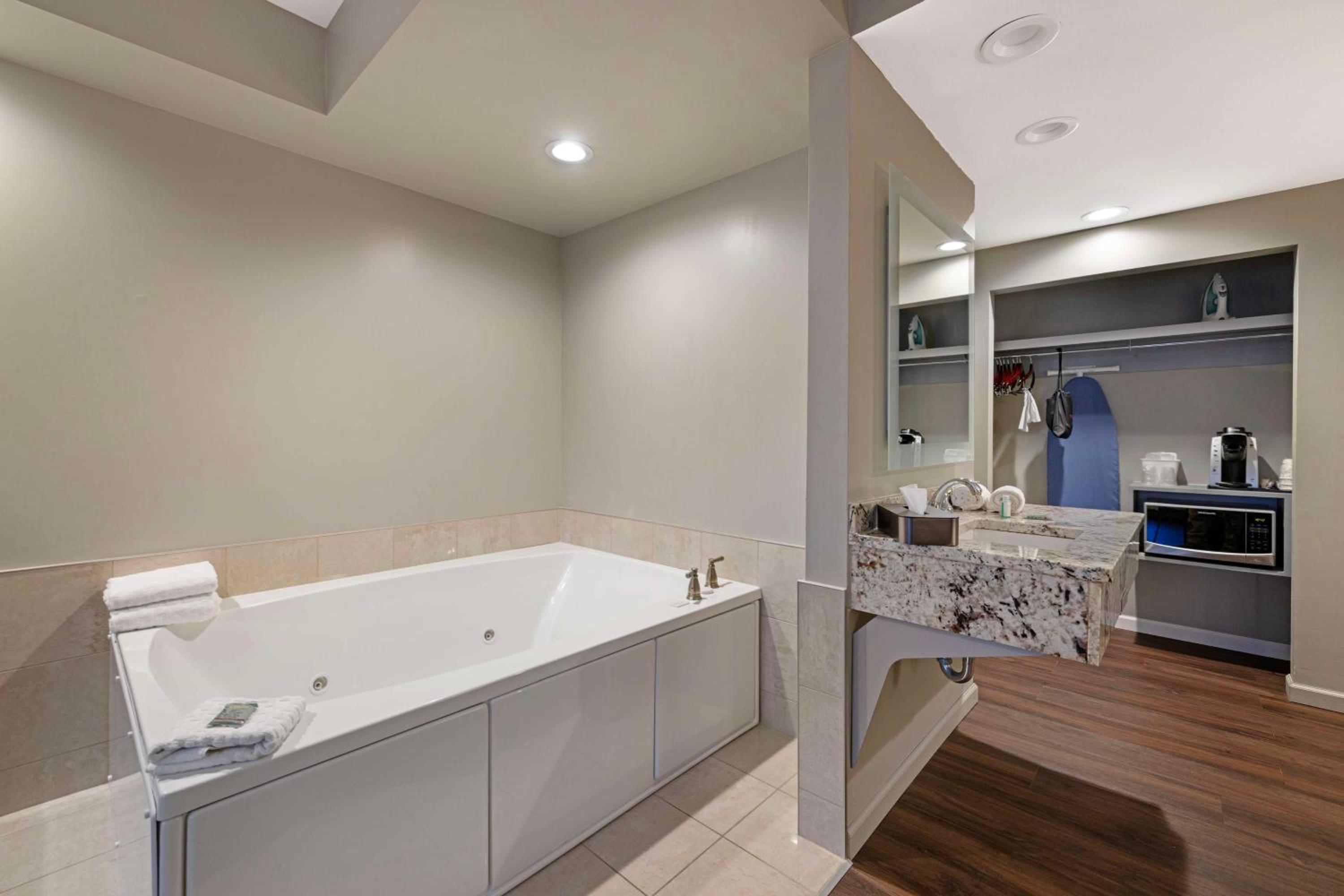 King Suite with Spa Bath - Non-Smoking