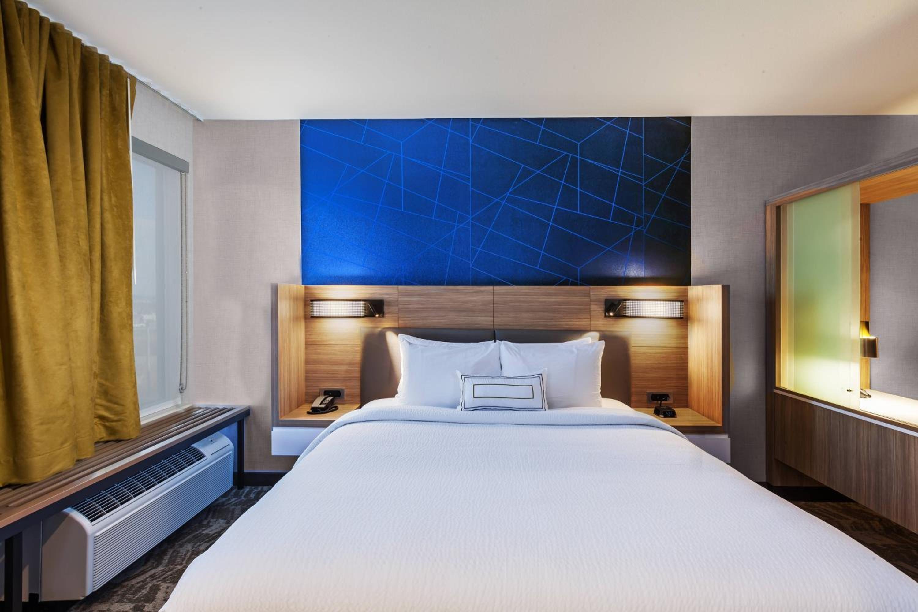 King Studio with Sofa Bed and Adapted Tub - Mobility Accessible