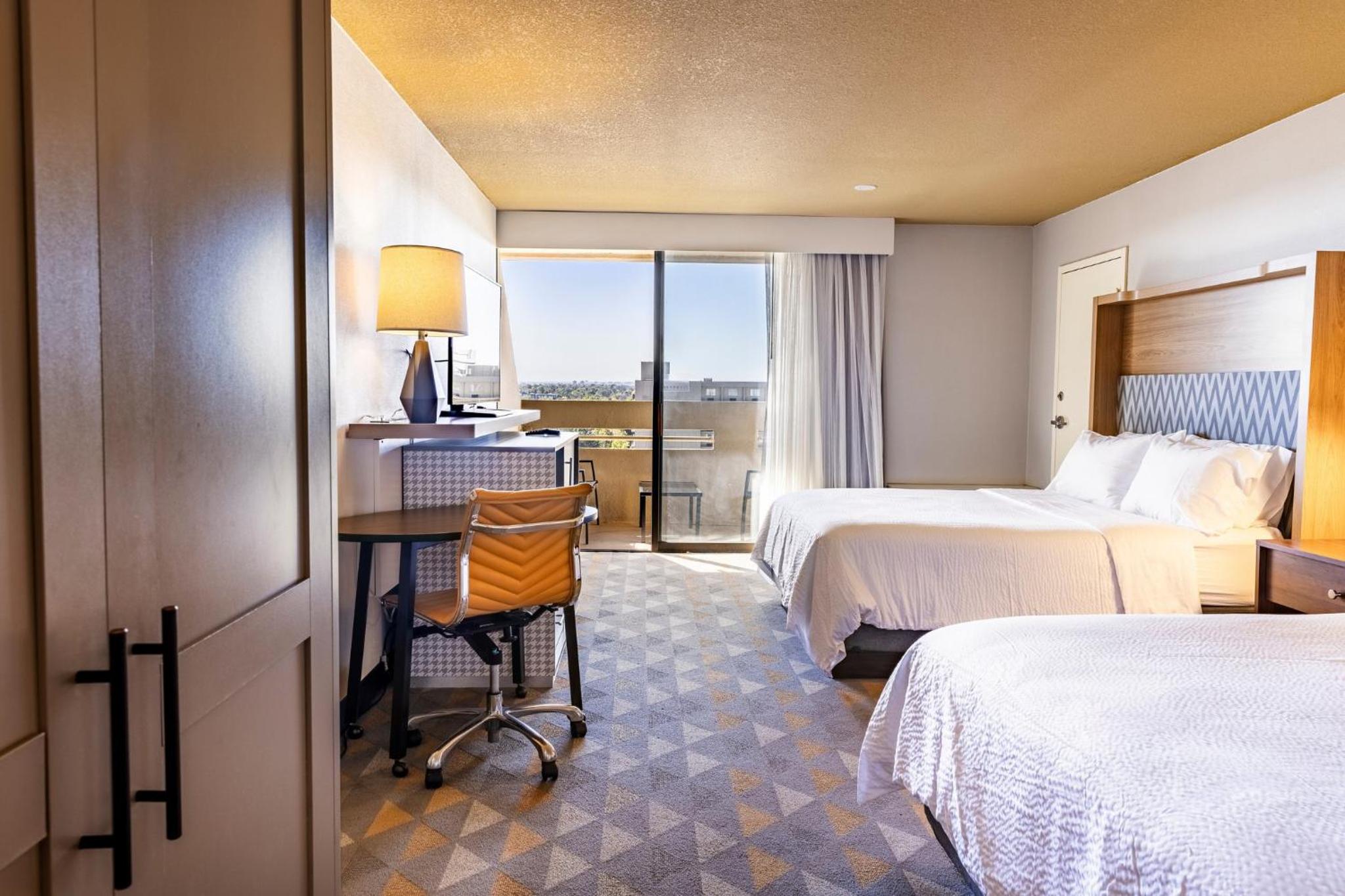 Premium Corner Queen Room with Balcony and Mountain View - Furnished