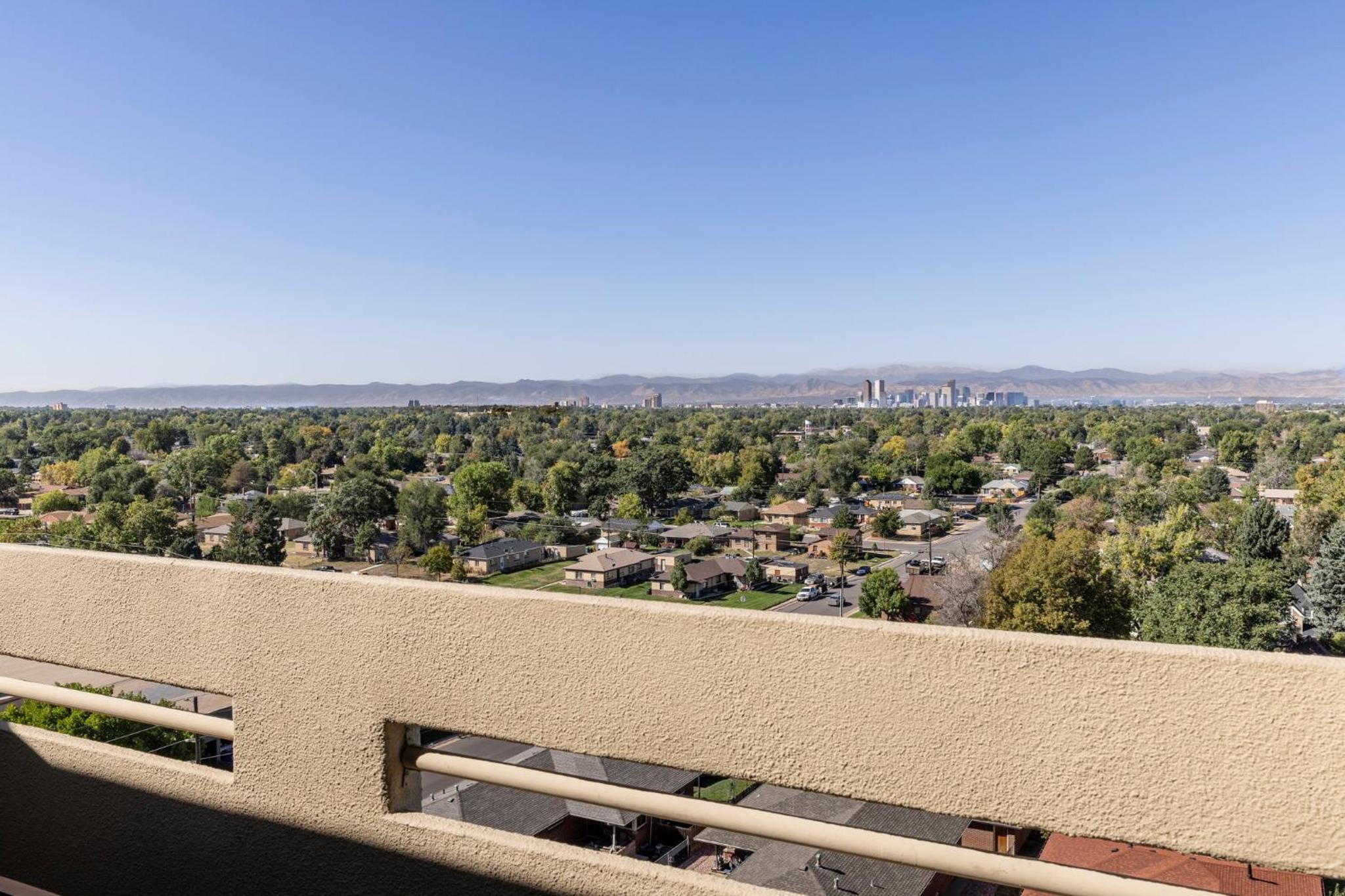 Premium Corner Queen Room with Balcony and Mountain View - Furnished