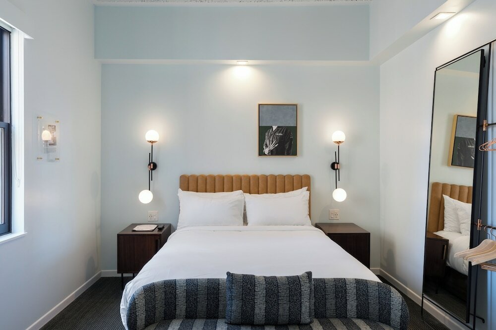 Petite Courtyard King, 1 King Bed, Courtyard View (Hearing Accessible)