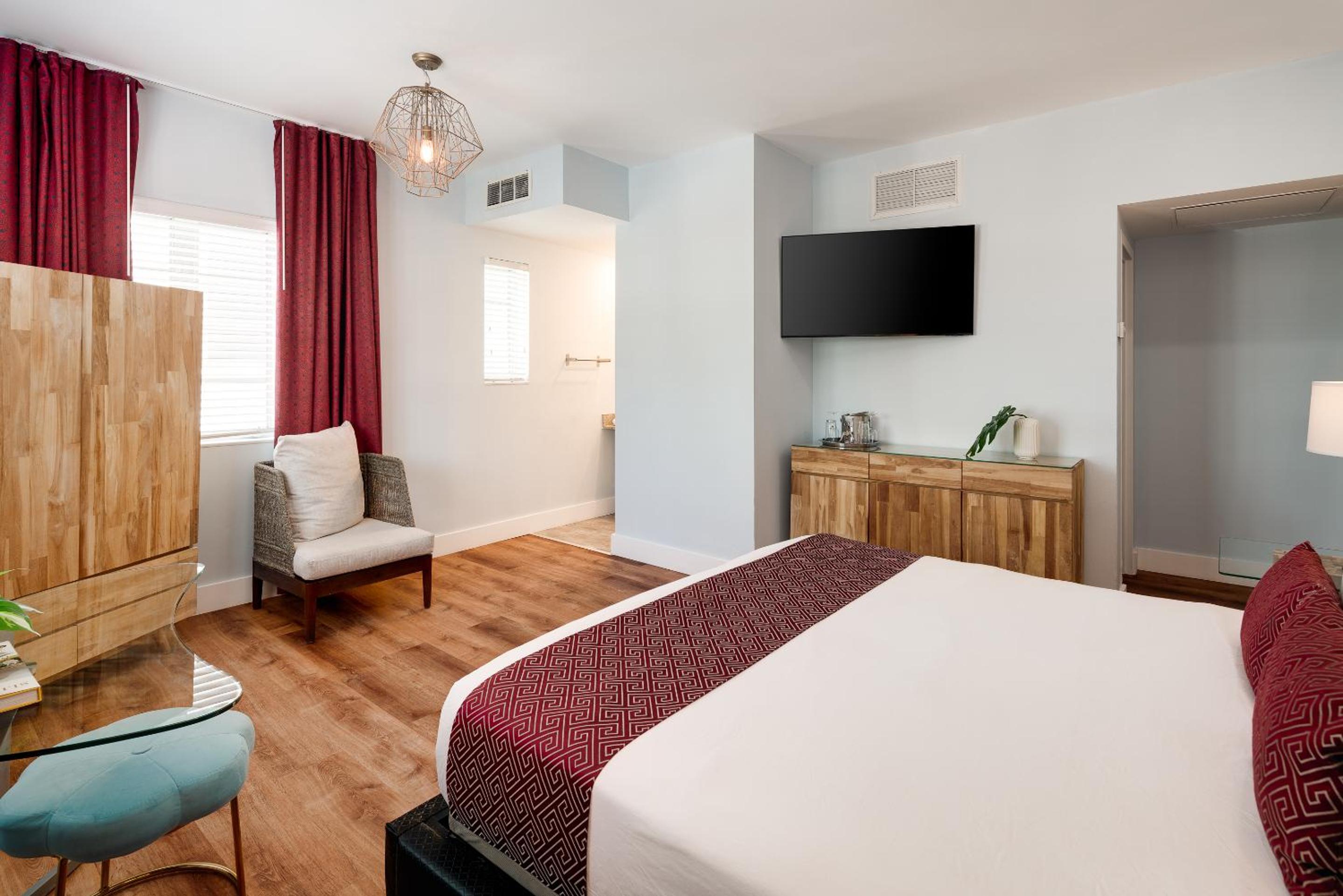 Junior Suite King City View