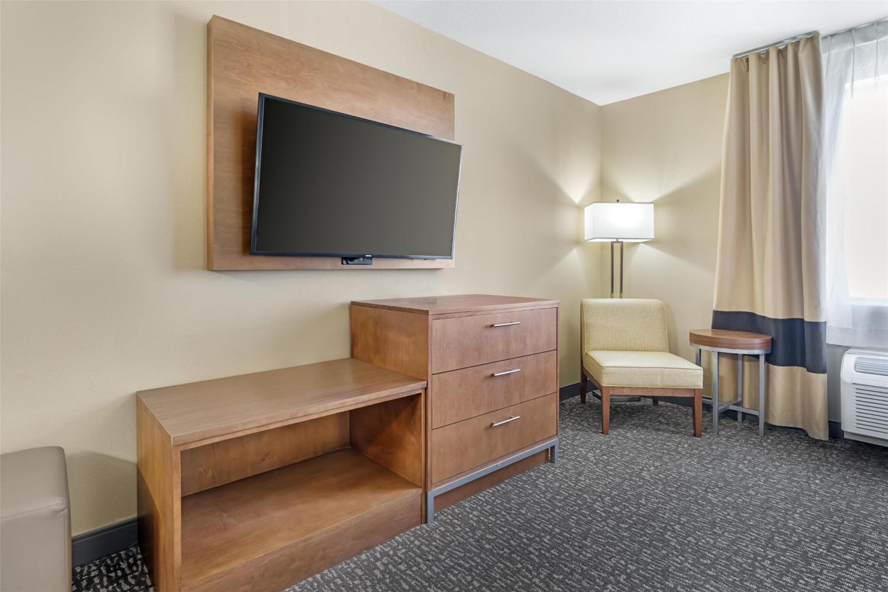 Large King Suite - Disability Access/Non-Smoking