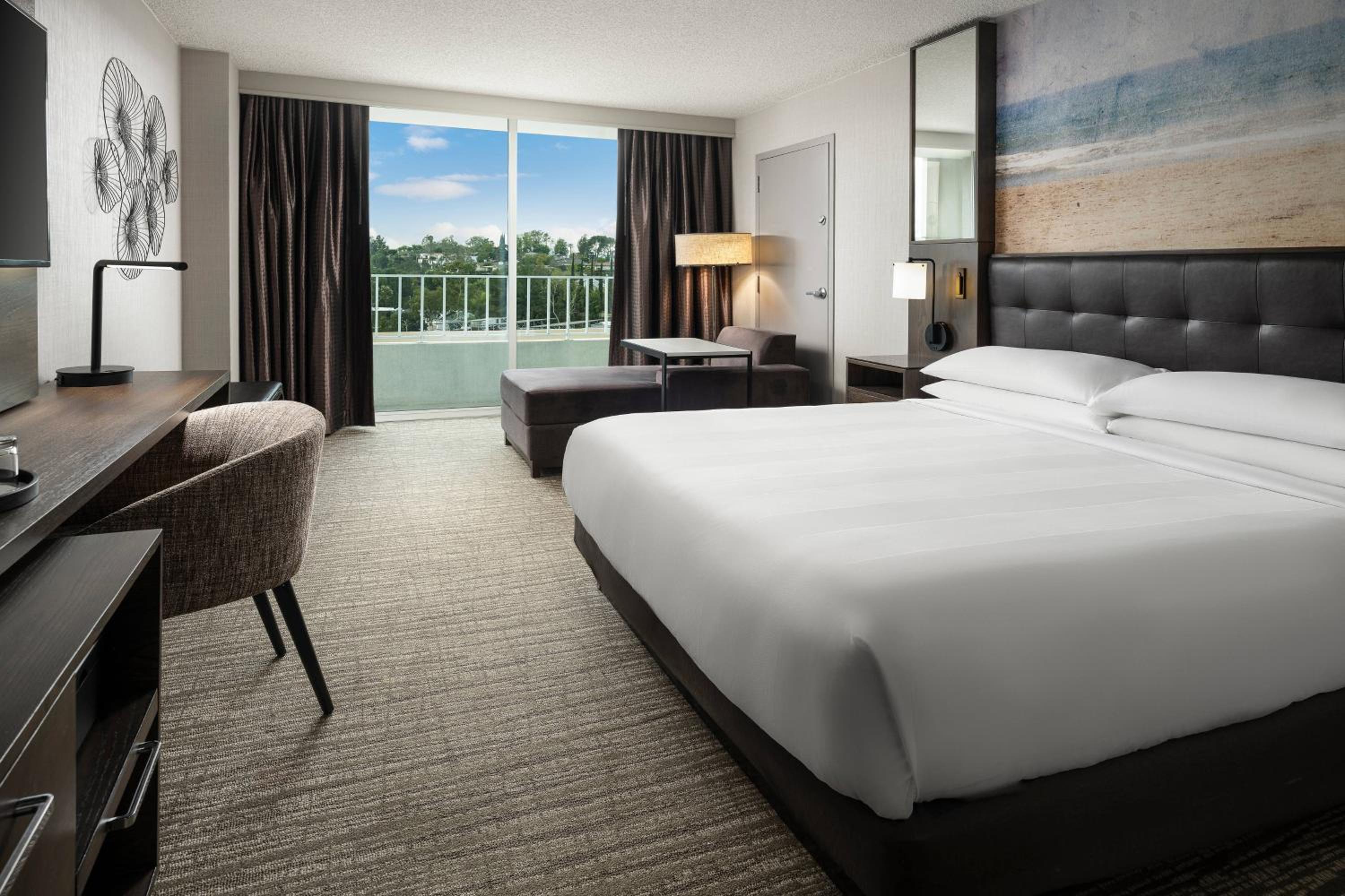 King Room - Club Level/M Club Lounge Access - Mobility Accessible with Tub