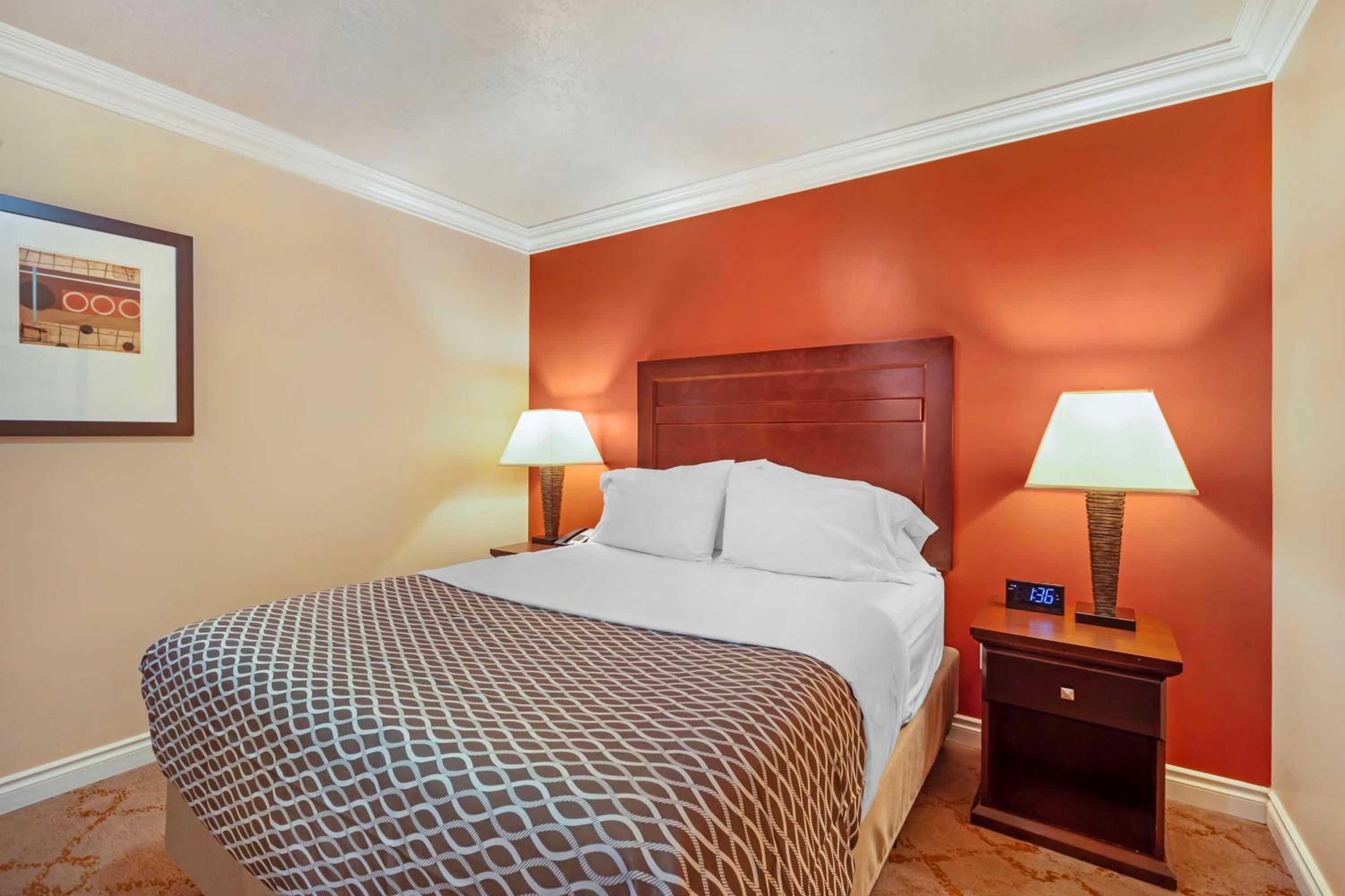 Two-Bedroom Queen Apartment with Sofa Bed and Full Kitchen - Pet Friendly/Non-Smoking