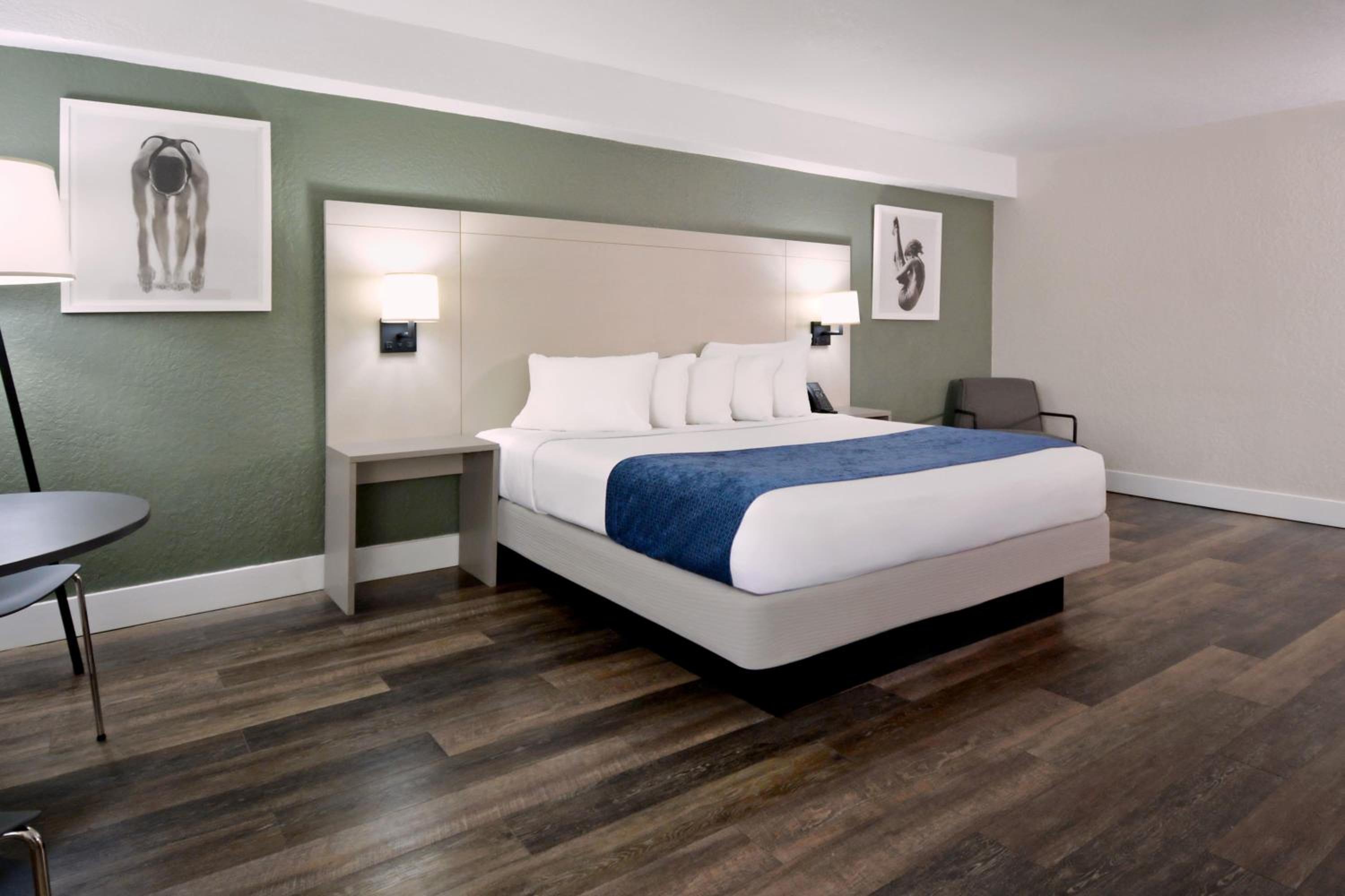 Deluxe Tower King Room - Non-Smoking