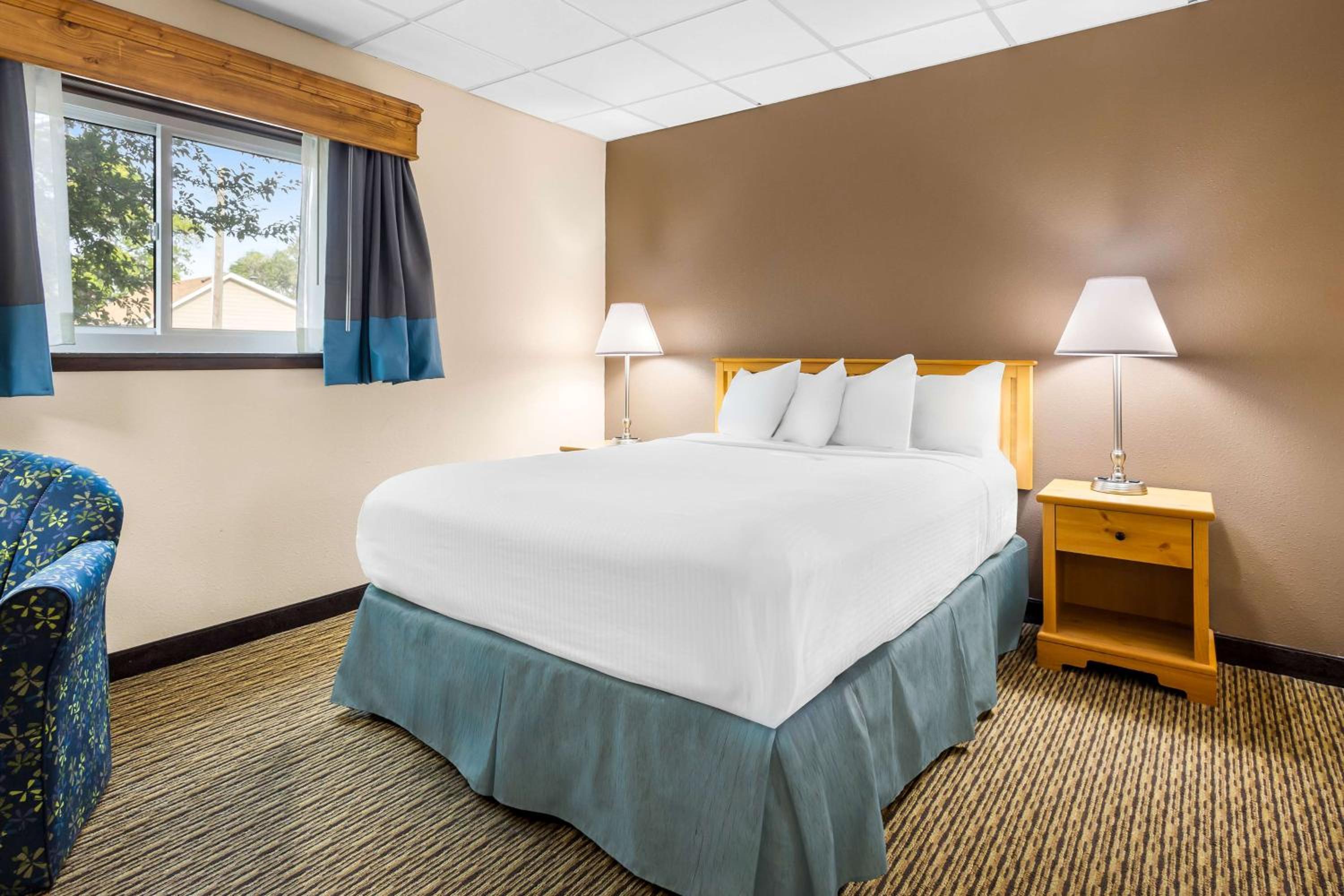 Queen Room  with Interior Entrance - Second Floor/Non-Smoking