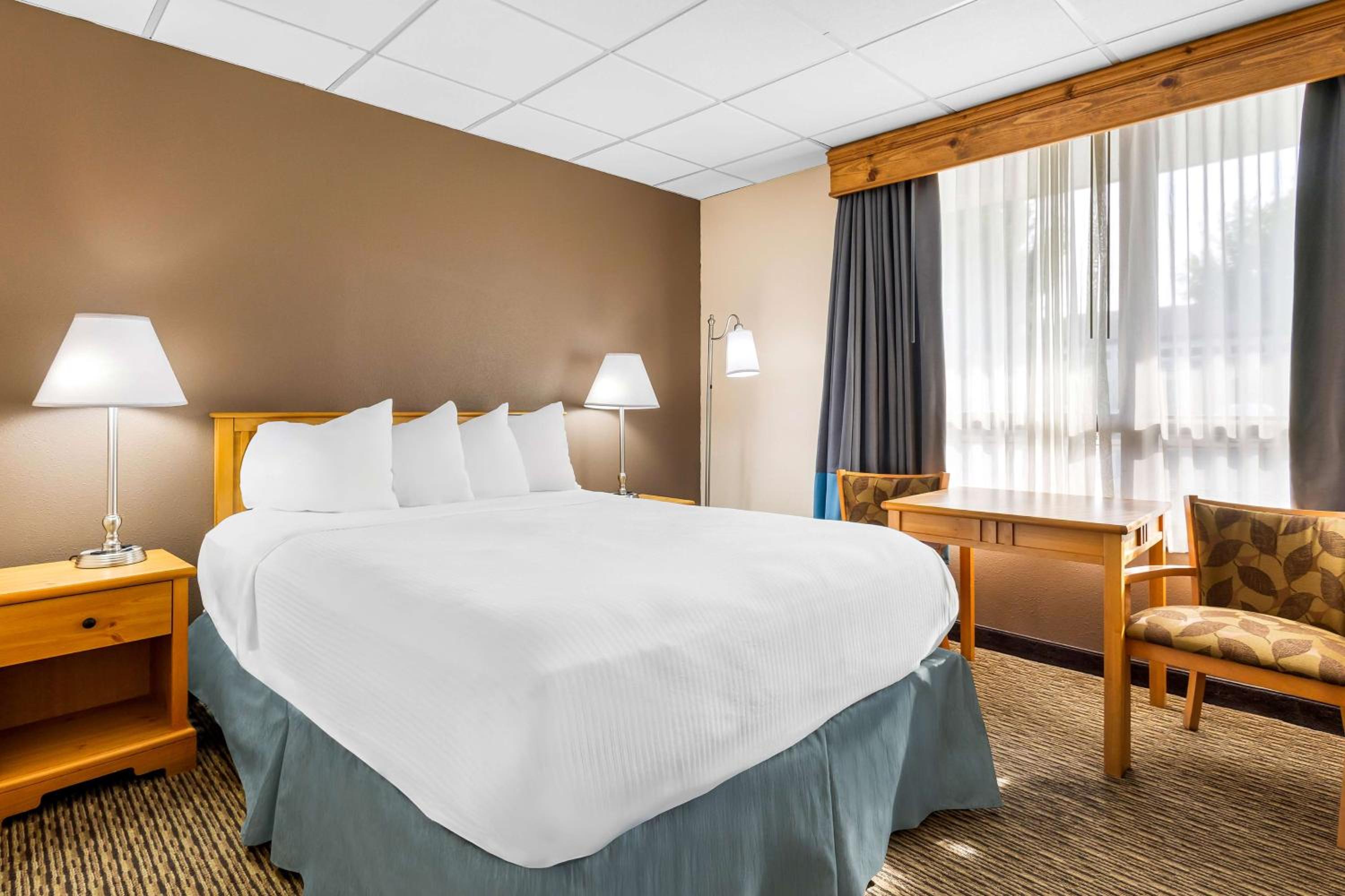 Queen Room  with Interior Entrance - Second Floor/Non-Smoking