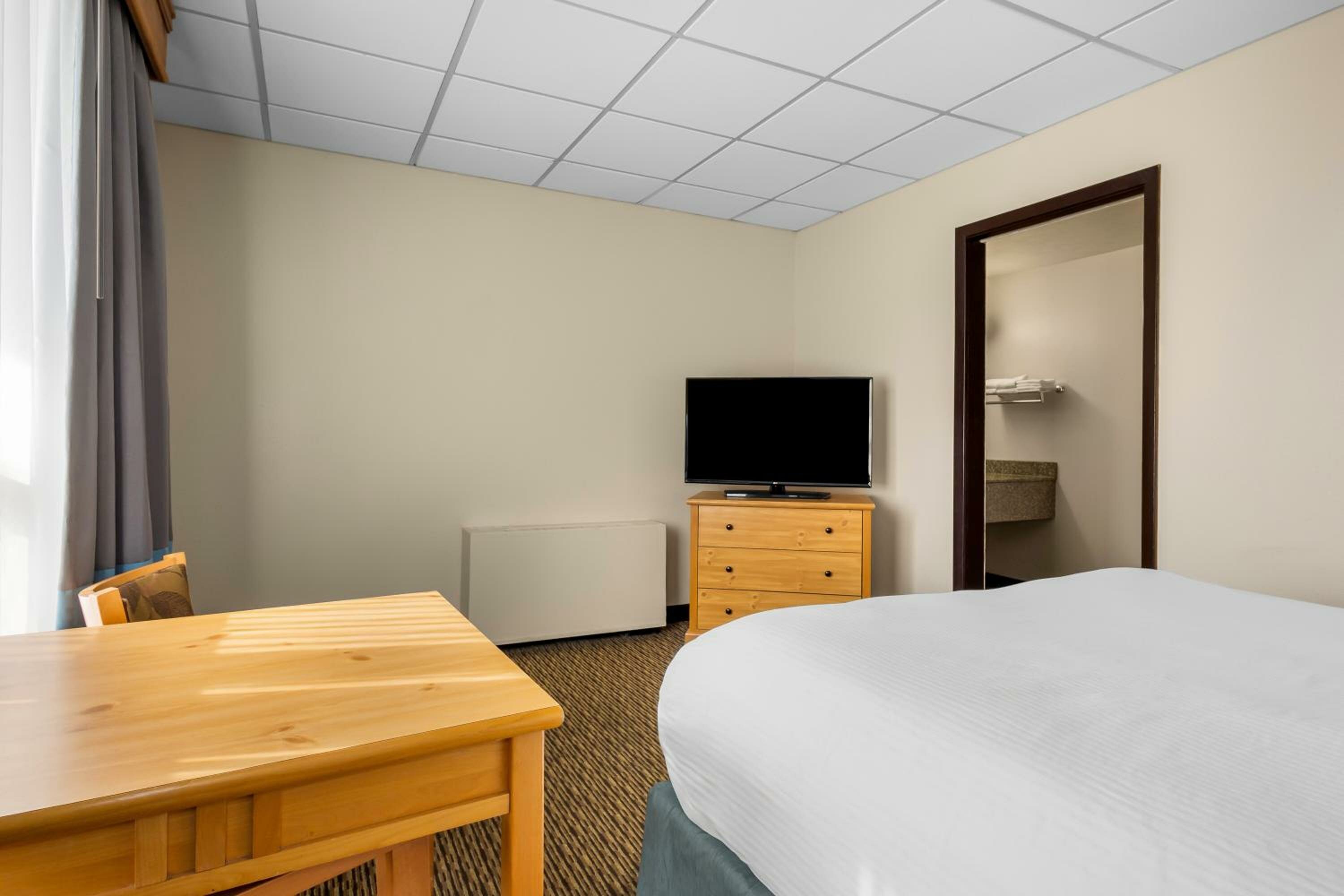 Queen Room  with Interior Entrance - Second Floor/Non-Smoking