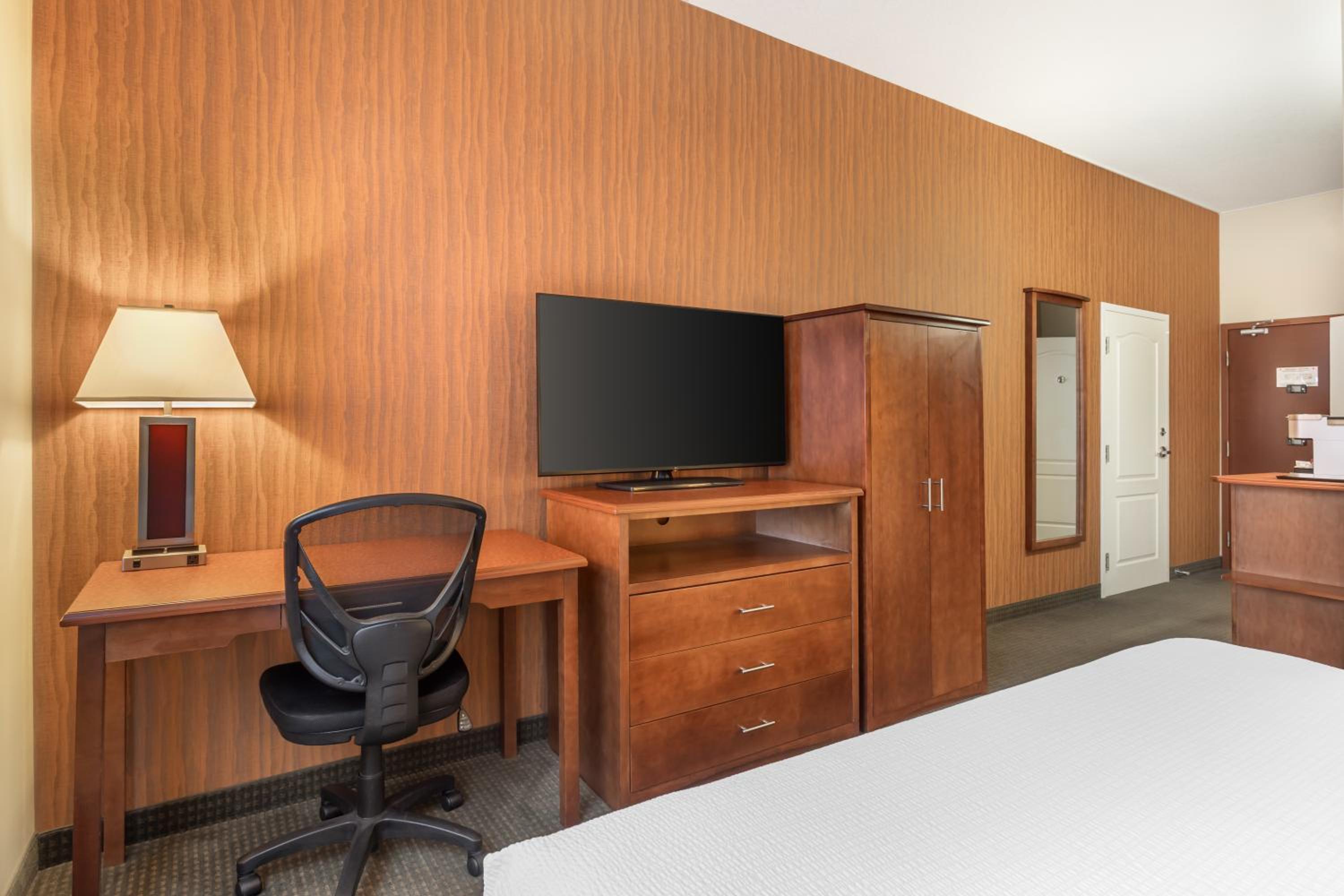King Room with Roll-in Shower - Disability Access/Non-Smoking