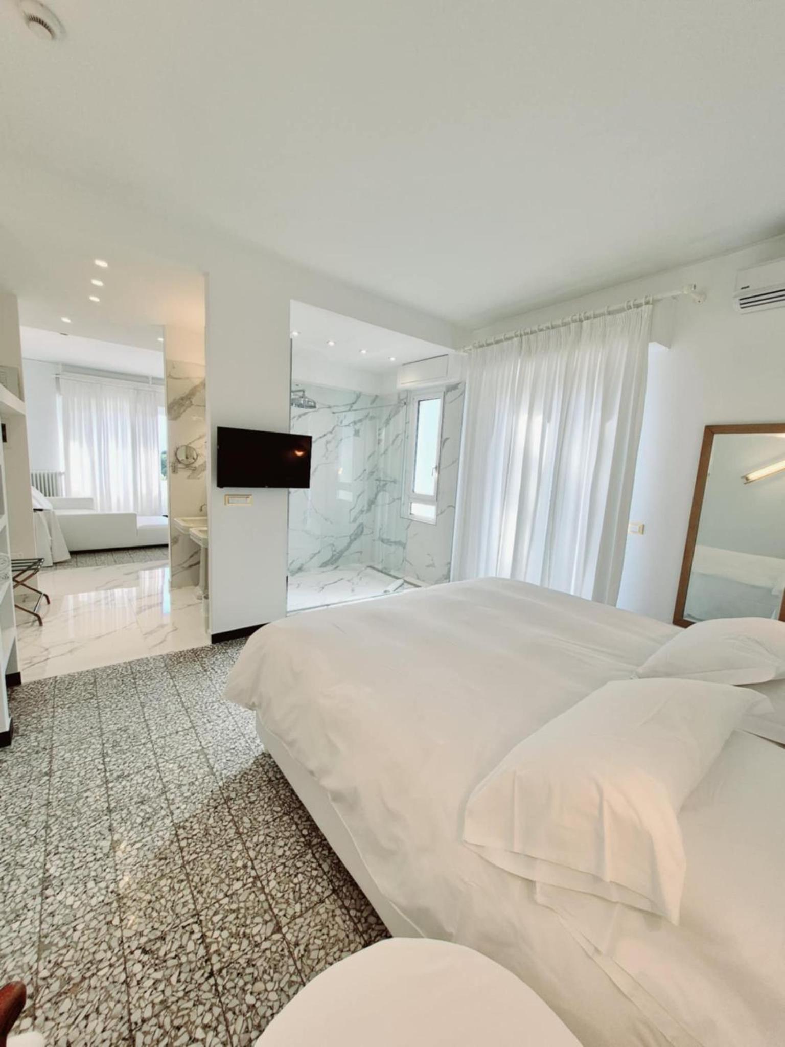 Deluxe Suite with Spa Bath