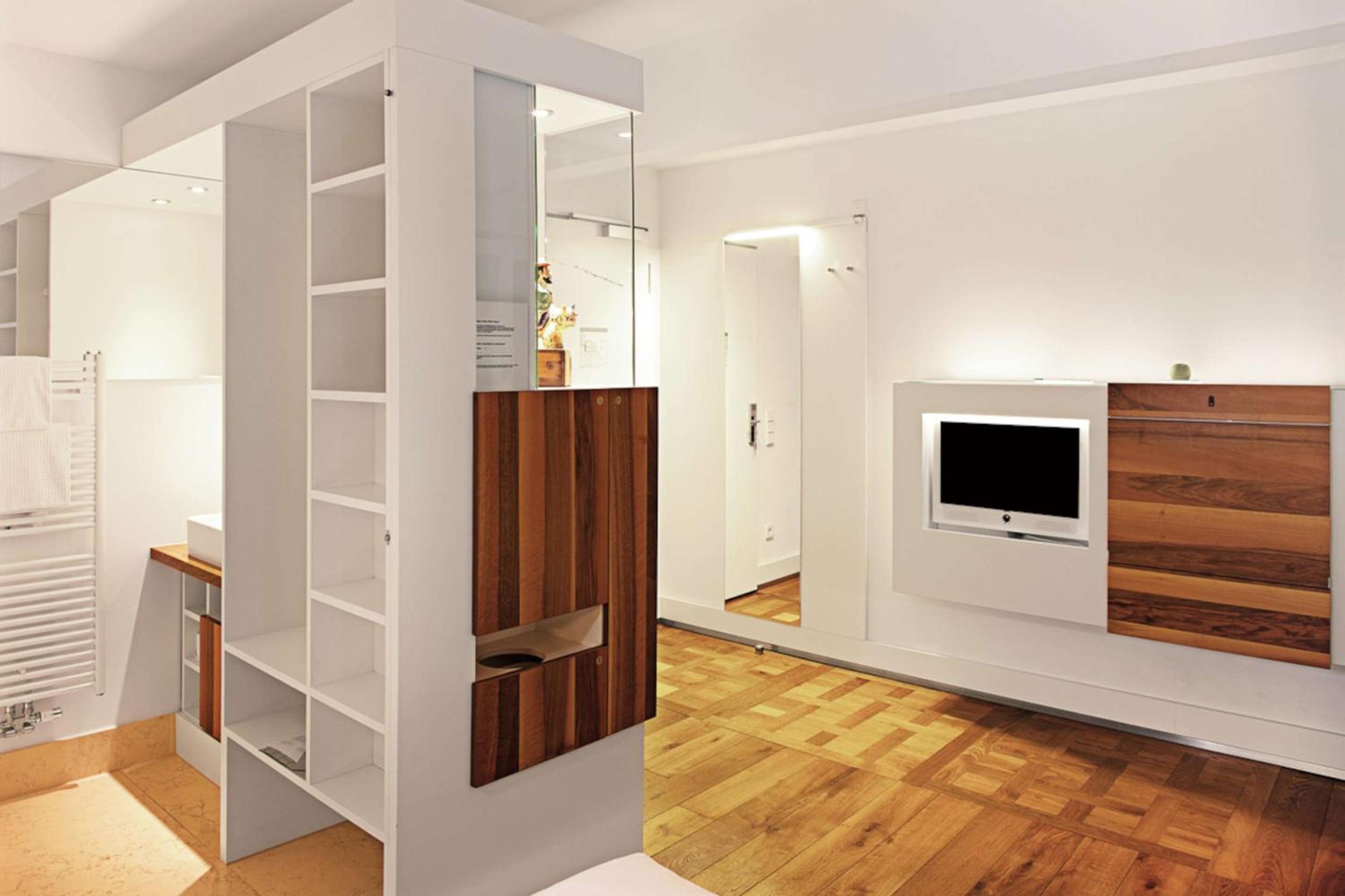 Comfort Queen Room with Courtyard and Shower