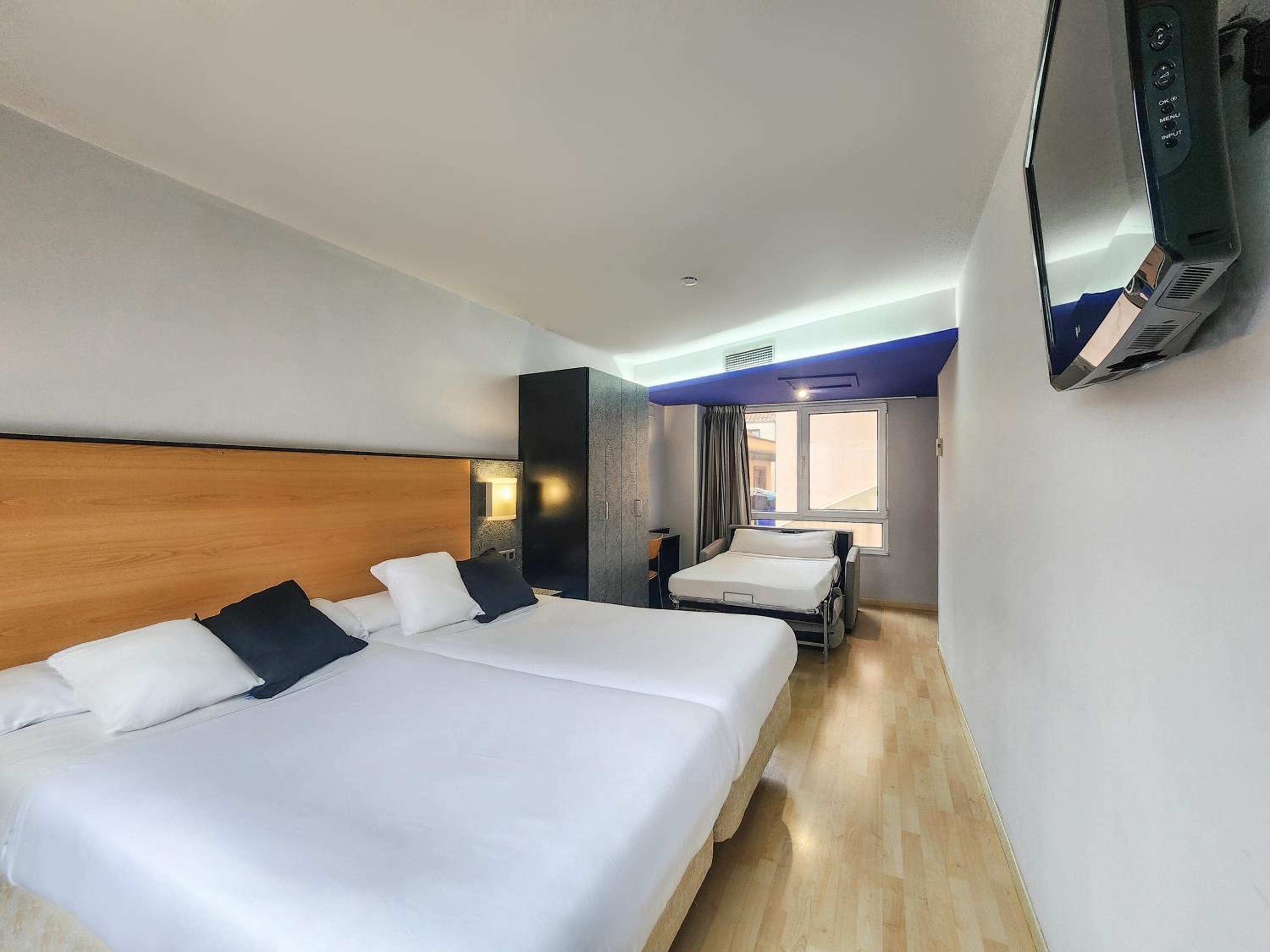 2 single beds with sofa