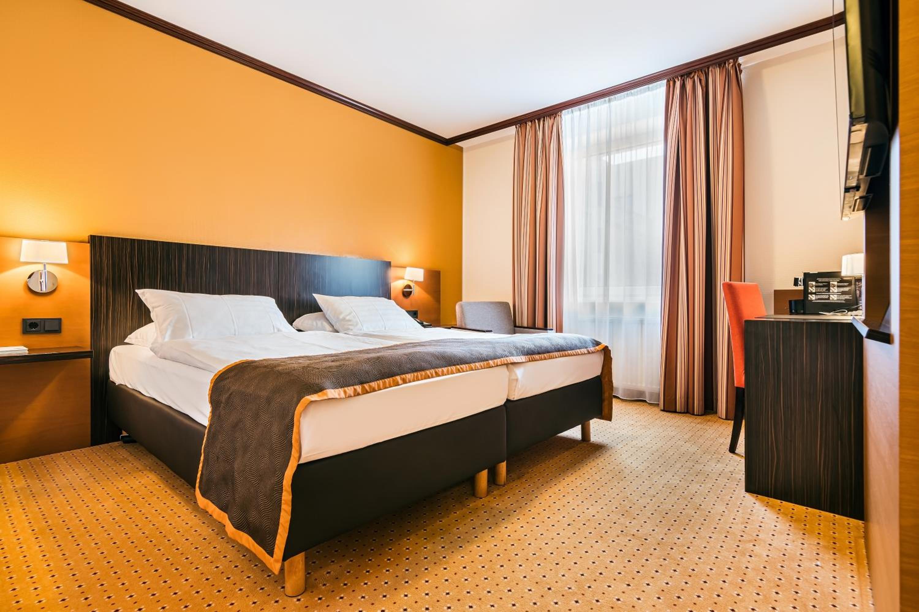 Superior double room with twin beds and connecting door