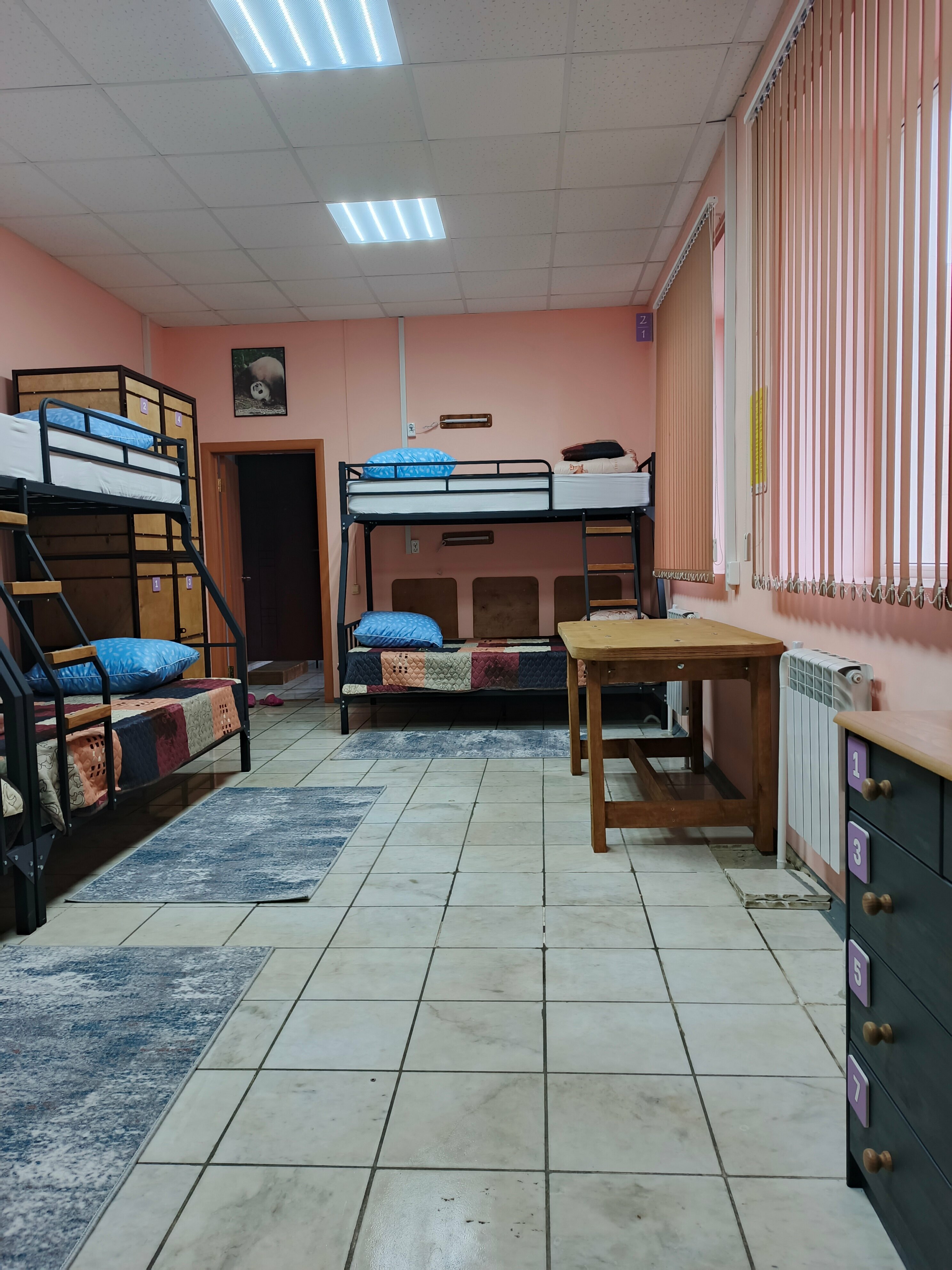 Общий номер для мужчин и женщин с 8 кроватями