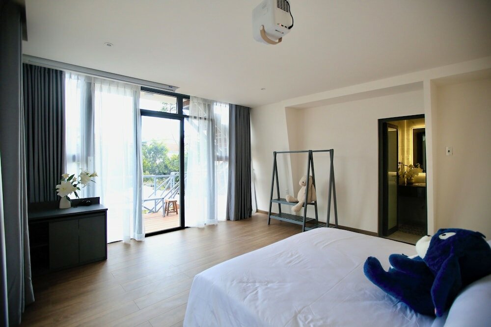 Bungalow, Garden View