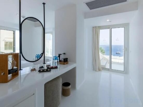 The Party Never Ends Jacuzzi Suite