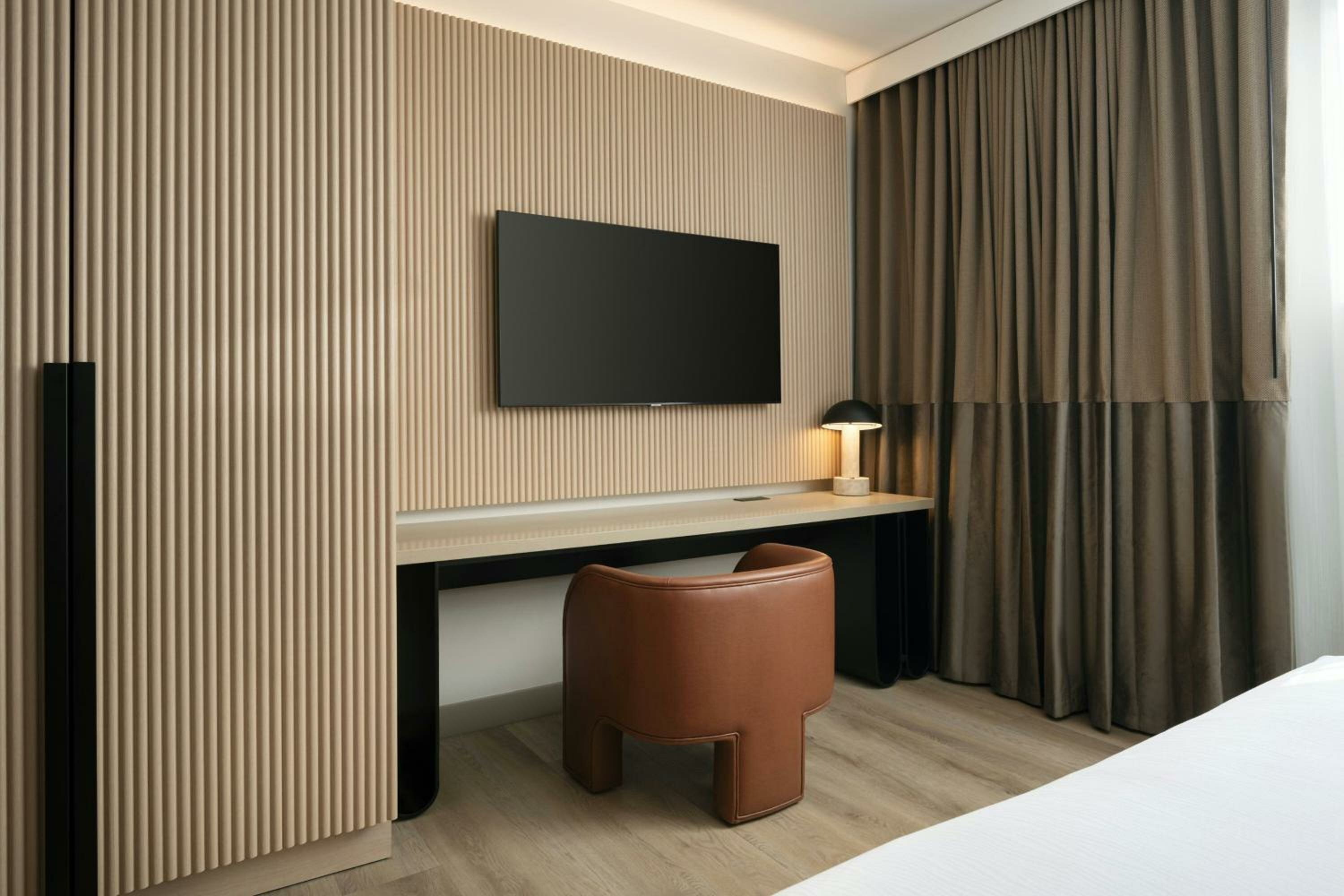 Corner Queen Room