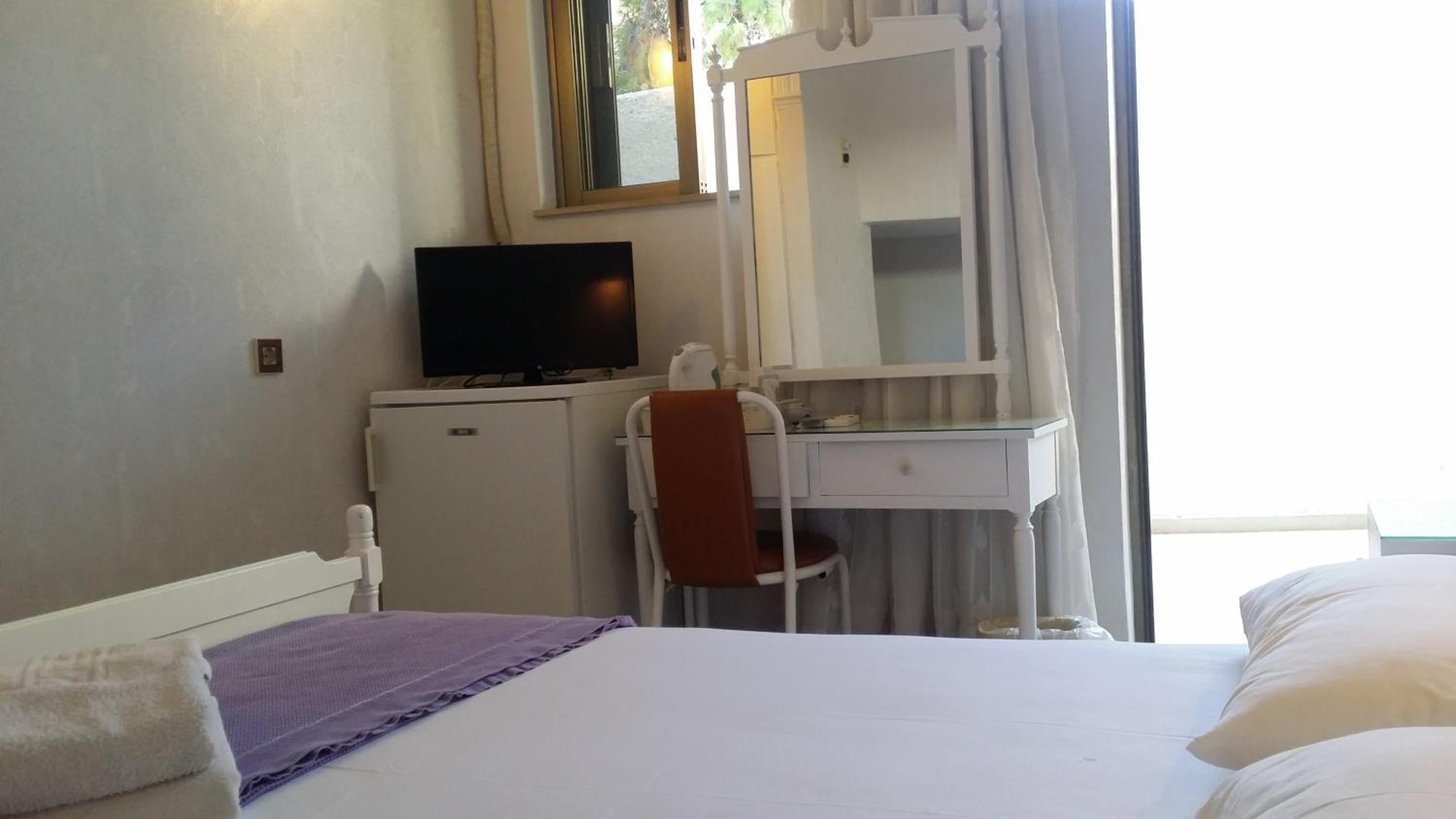 Budget Semi Basement Room