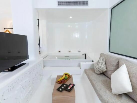 Livin’ It Up Jacuzzi Suite