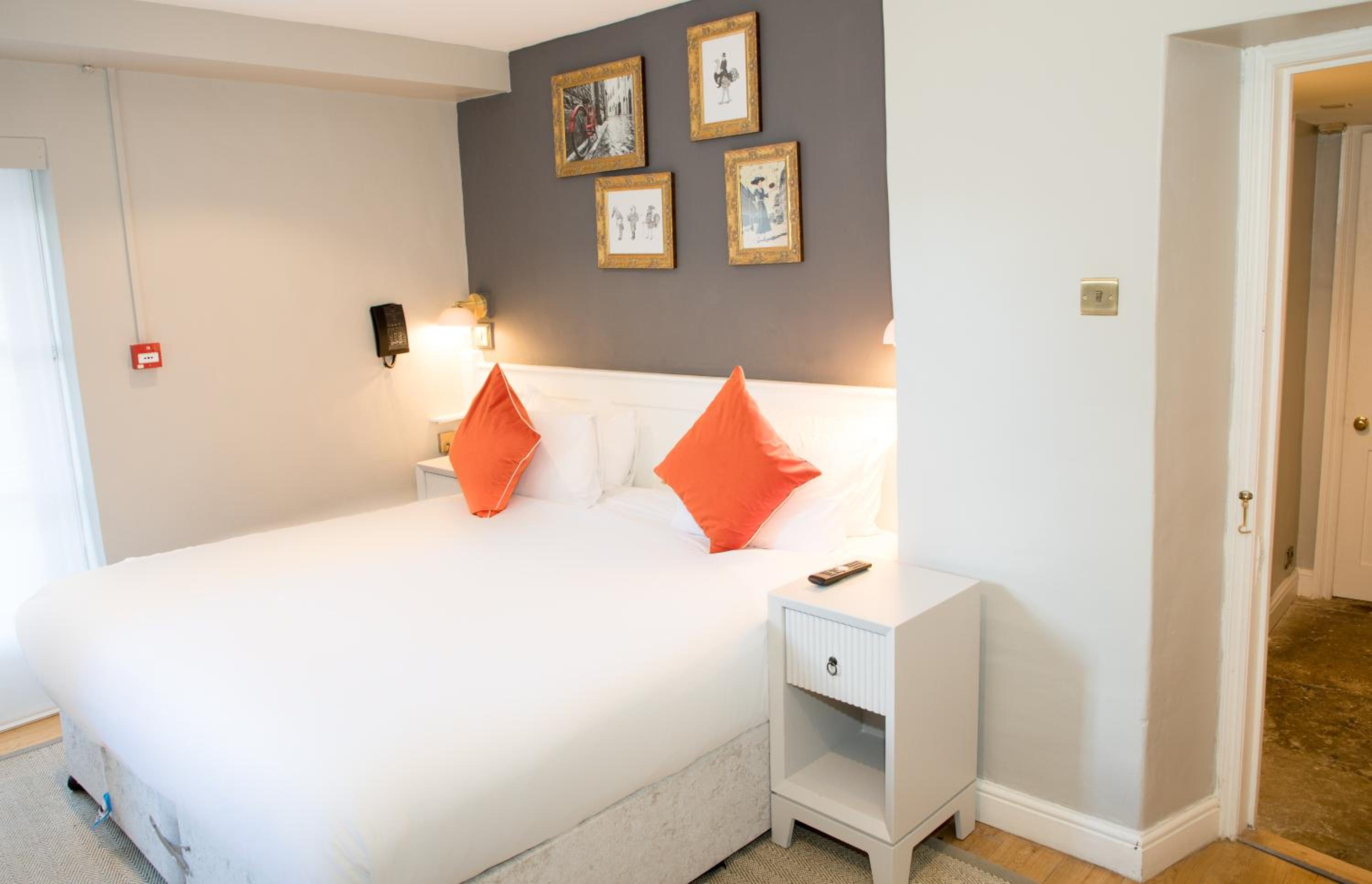 Traditional Family Room - Garden