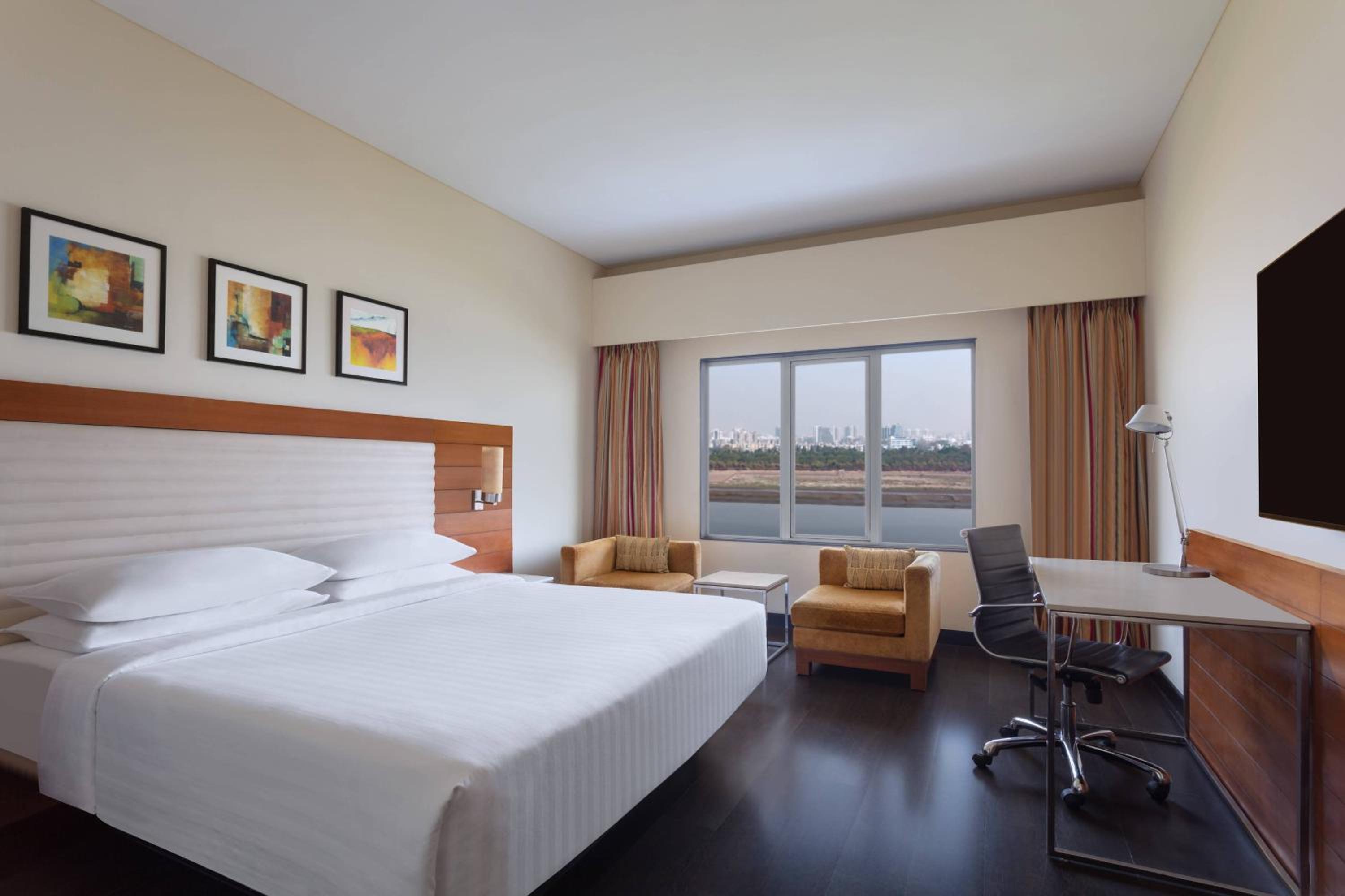 Deluxe Guest room, 1 King, River view