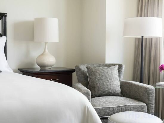 Deluxe Room, 1 King Bed, Accessible (Mobility W/ Tub)