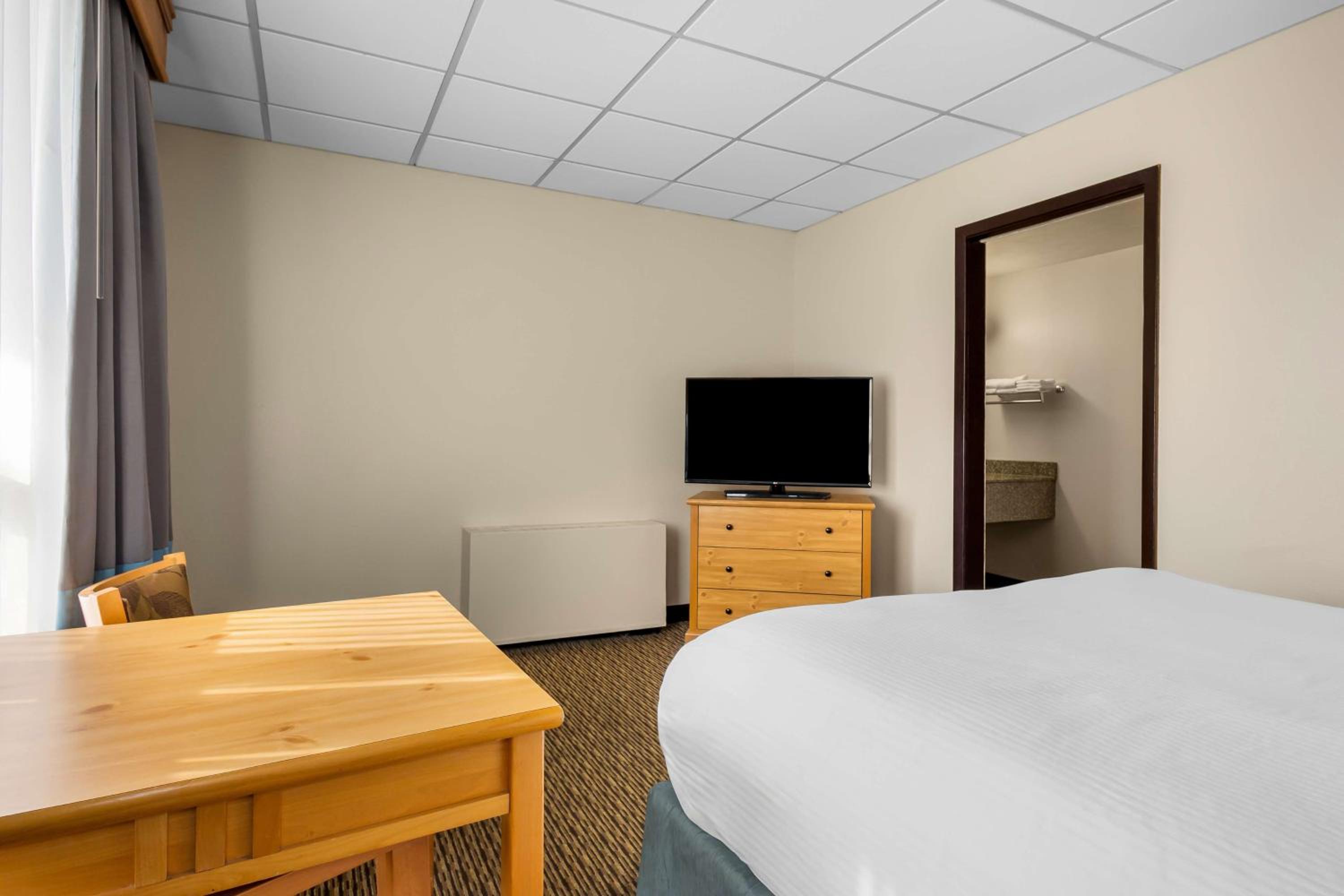 Queen Room  with Interior Entrance - Second Floor/Non-Smoking