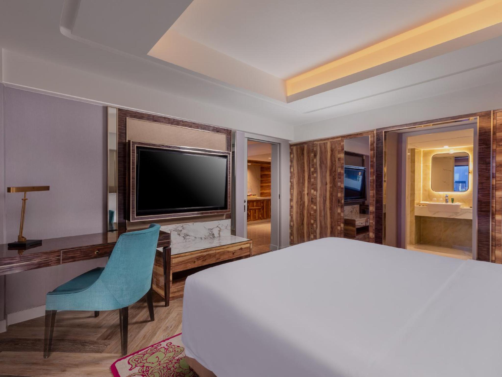 Premier Suite with Club Lounge Access
