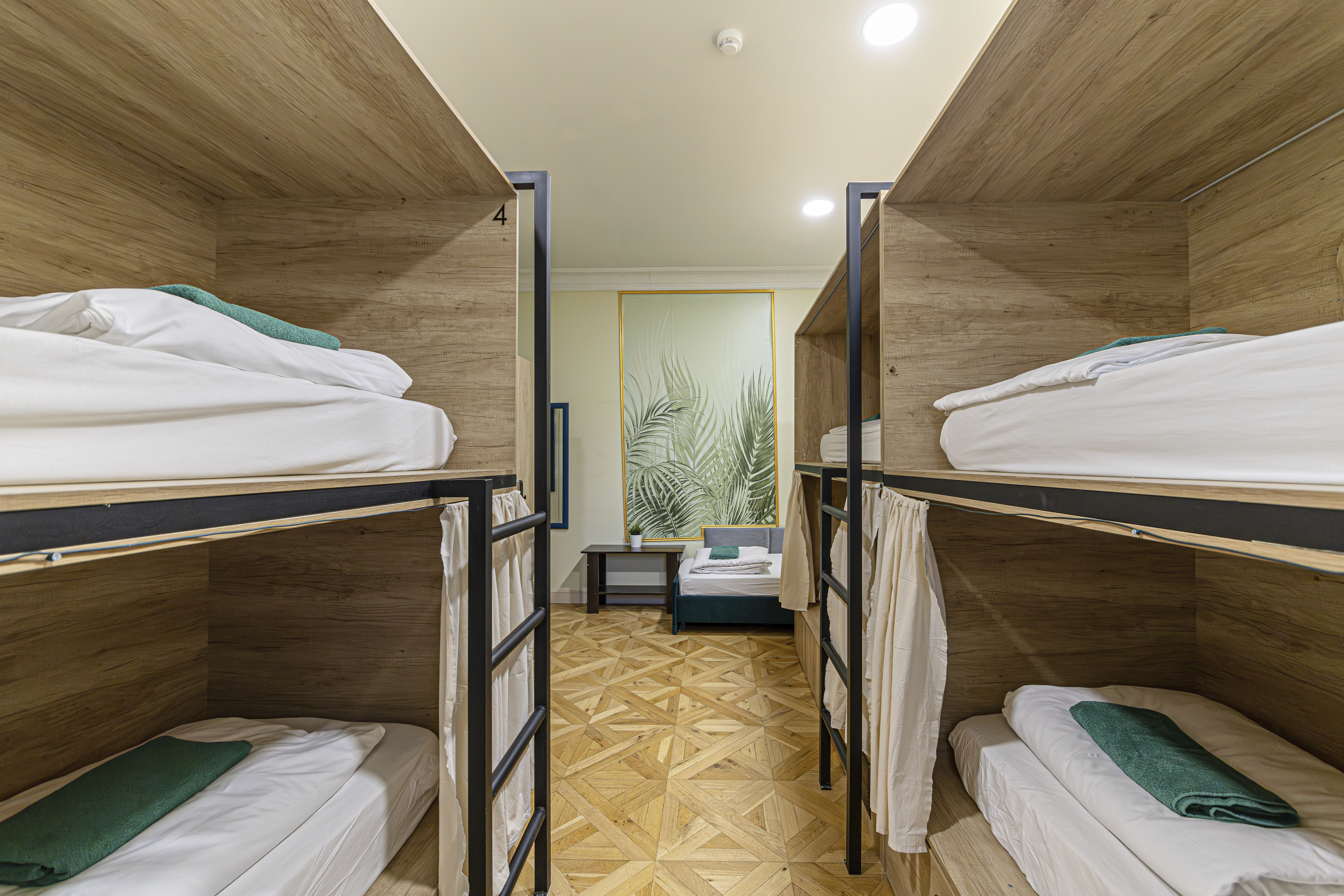 Спальное место на двухъярусной кровати в общем номере для женщин