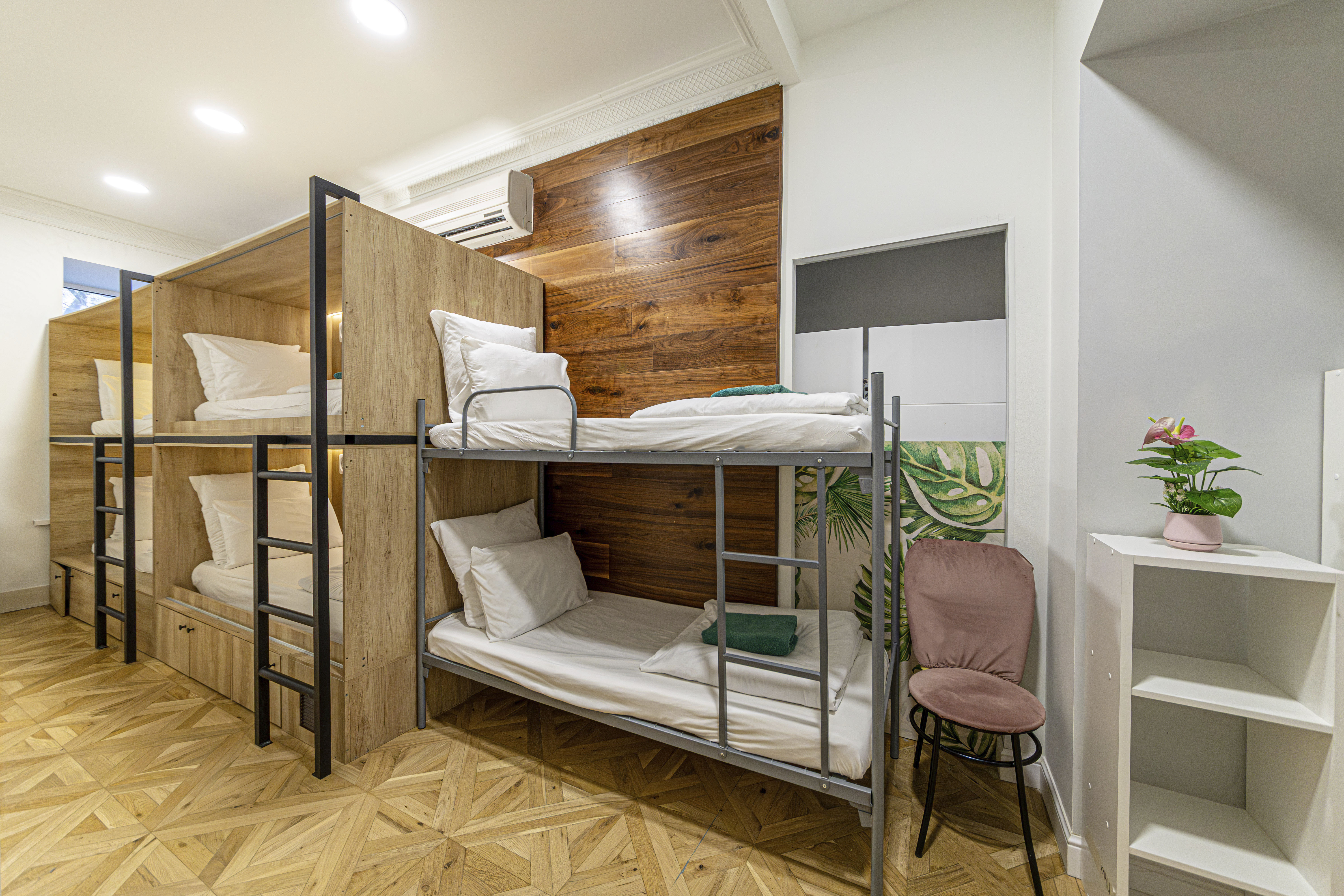 Кровать в общем 6-местном номере