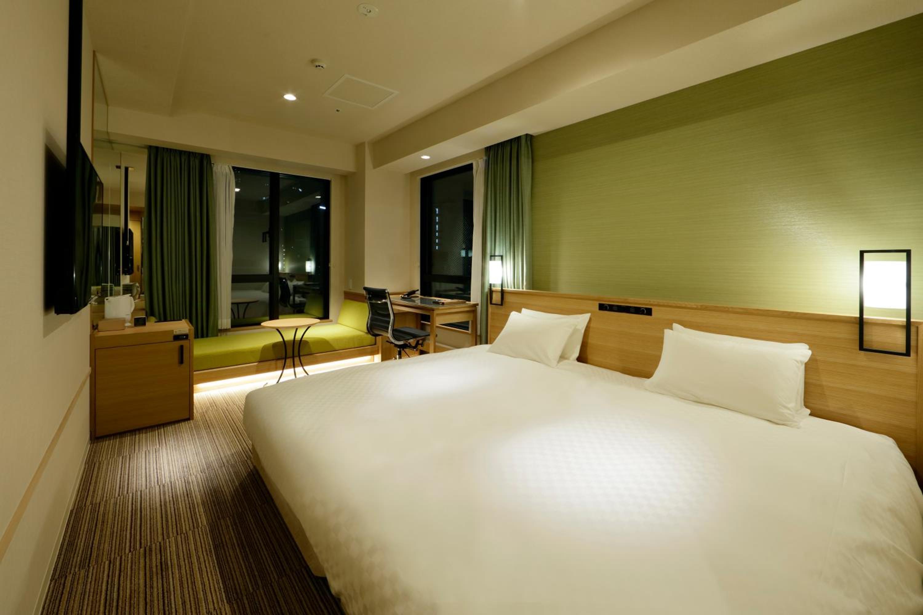 Corner King room