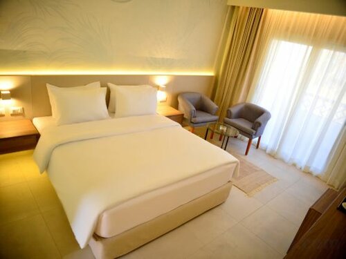 Deluxe Room With Garden View в Reef Oasis Beach