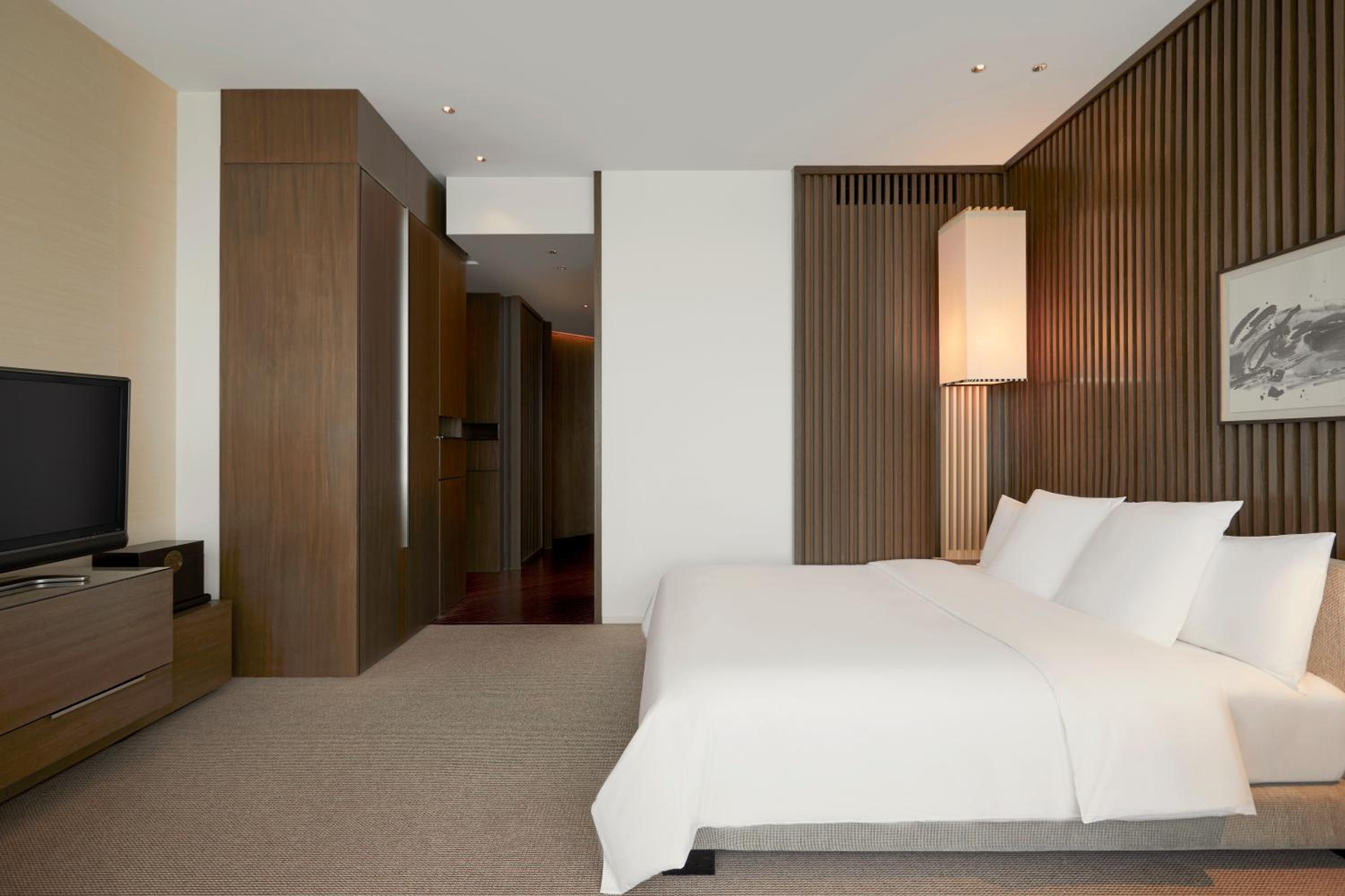 1 King Bed with Pearl Tower River View